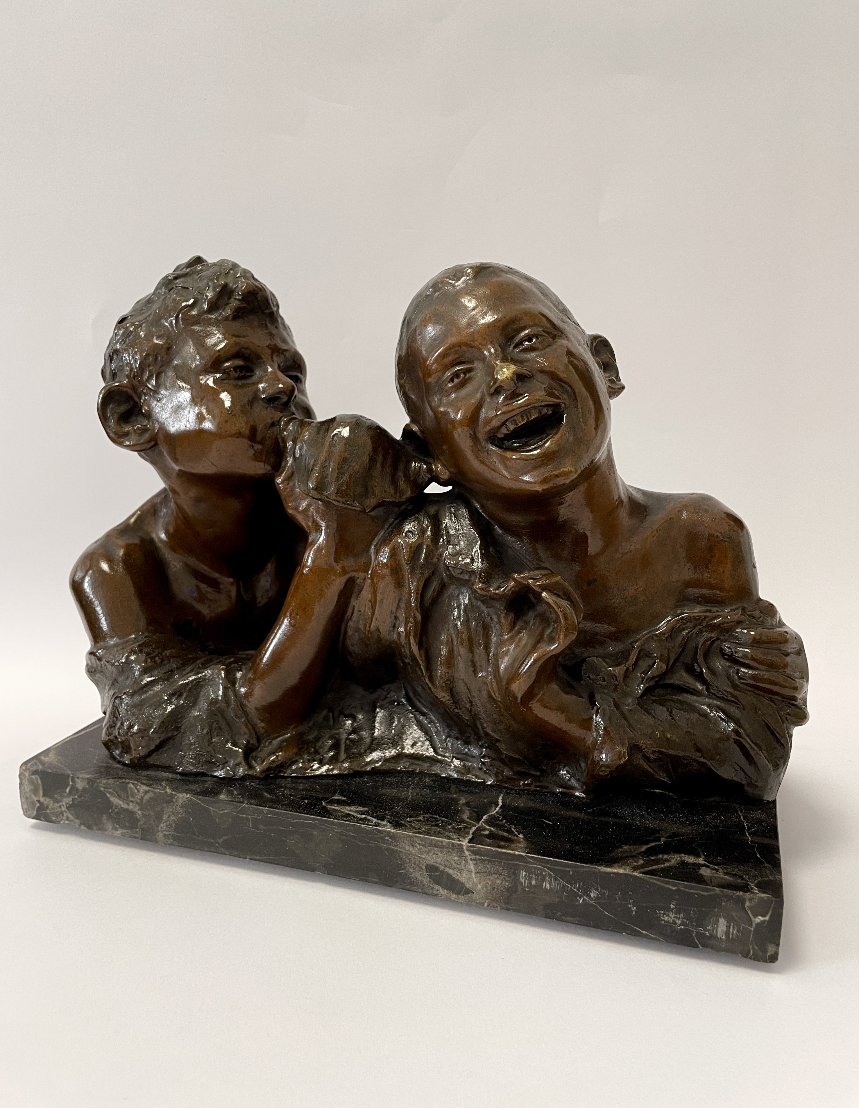 Bambini che giocano con una conchiglia