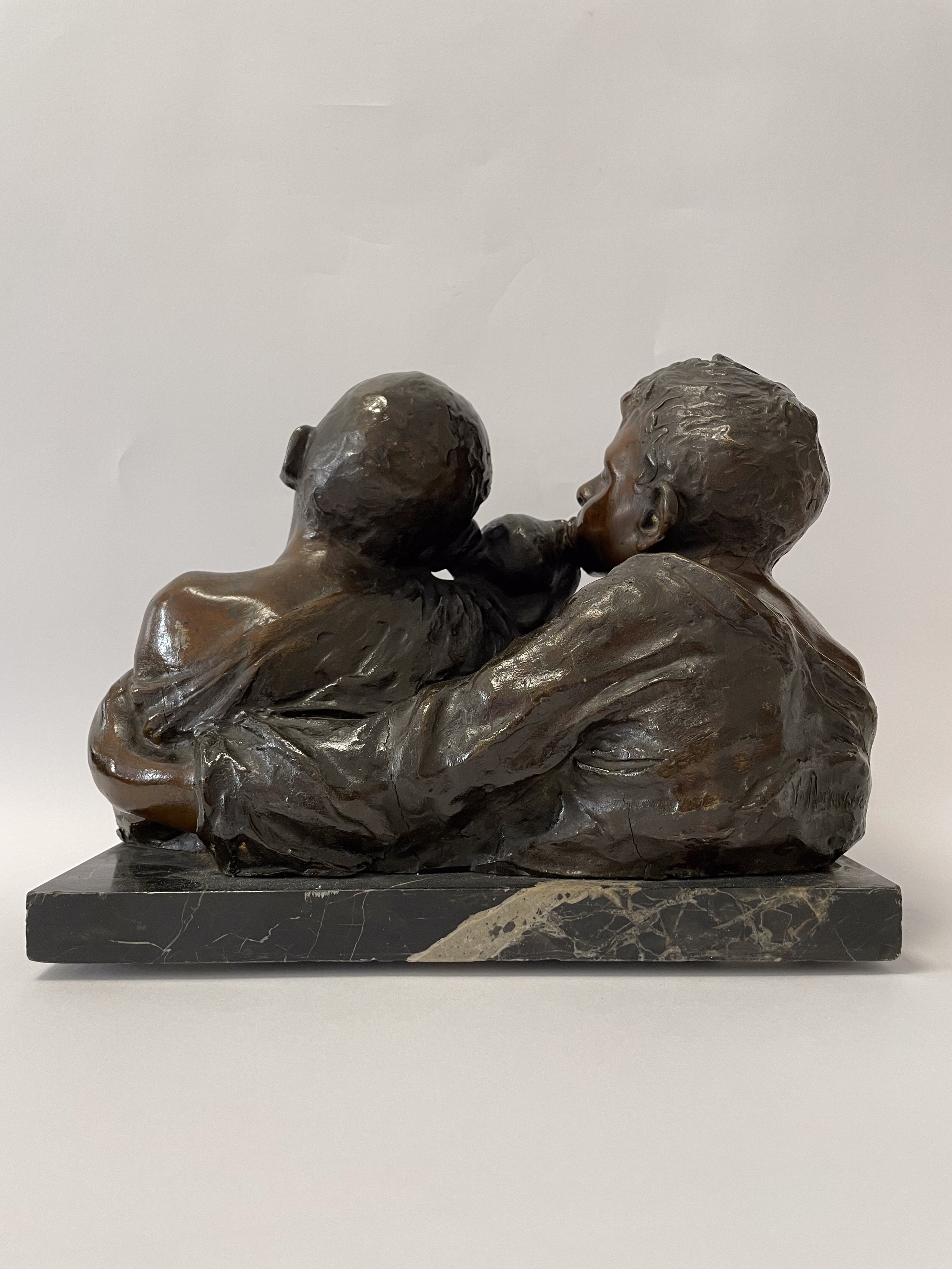 Bambini che giocano con una conchiglia