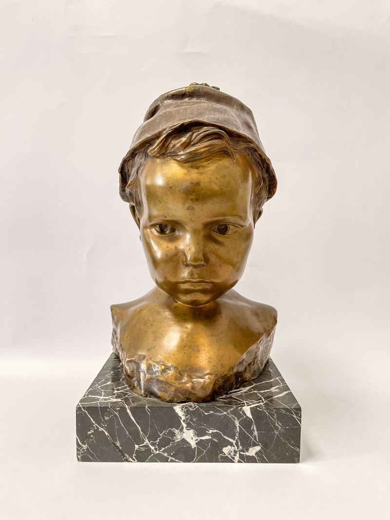 Scultura in bronzo di Bimbo con cappello