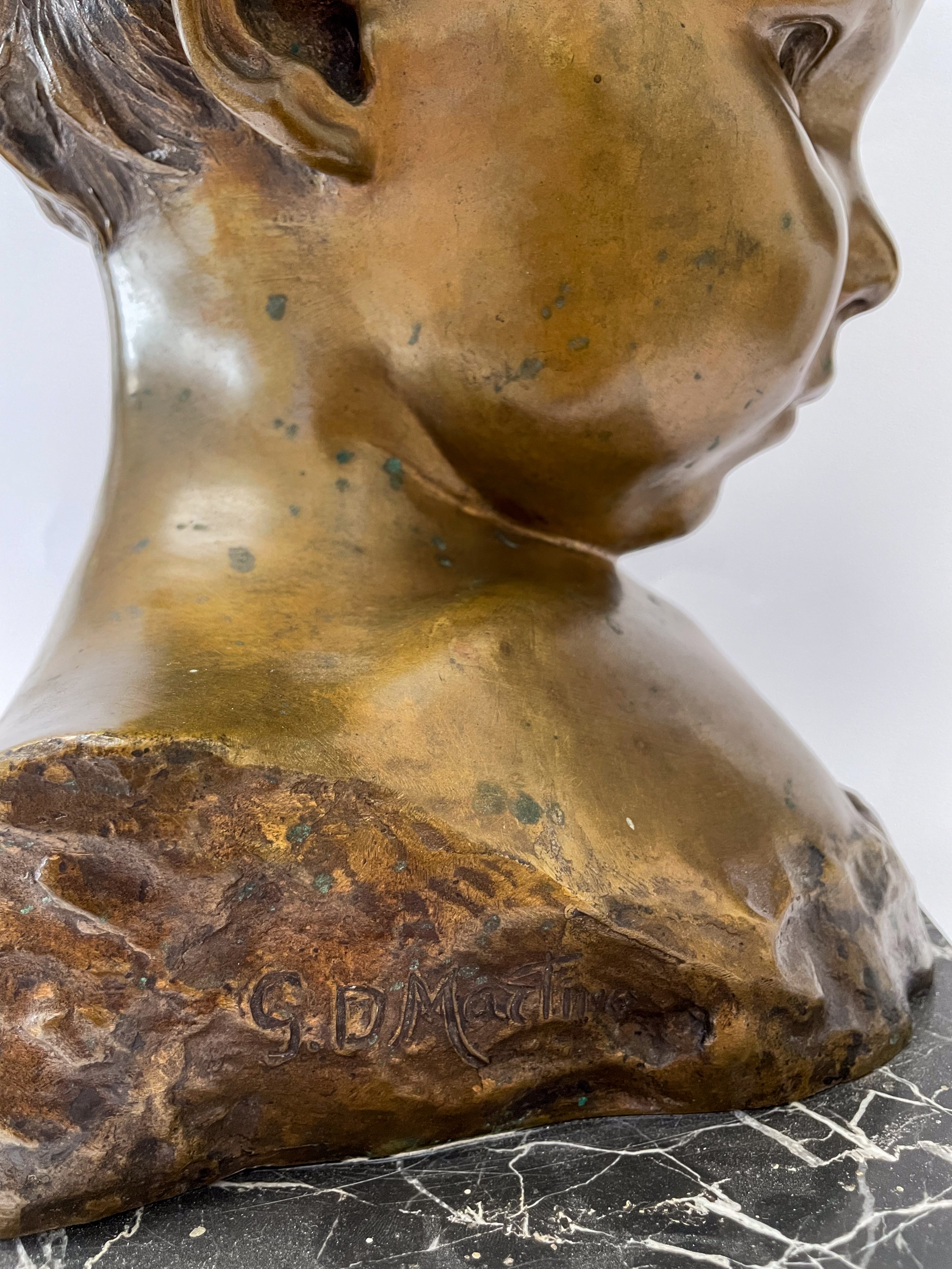 Scultura in bronzo di Bimbo con cappello