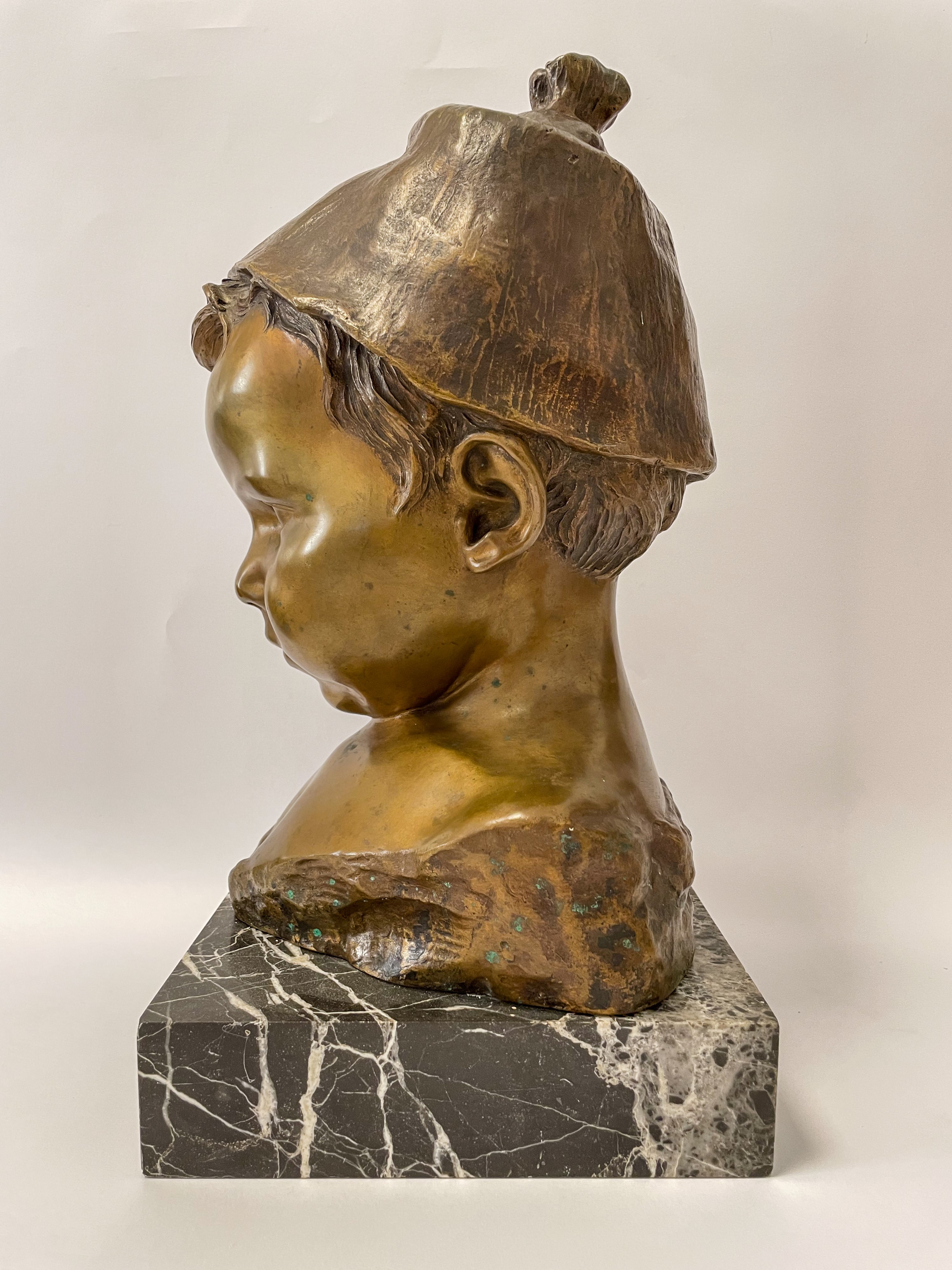 Scultura in bronzo di Bimbo con cappello