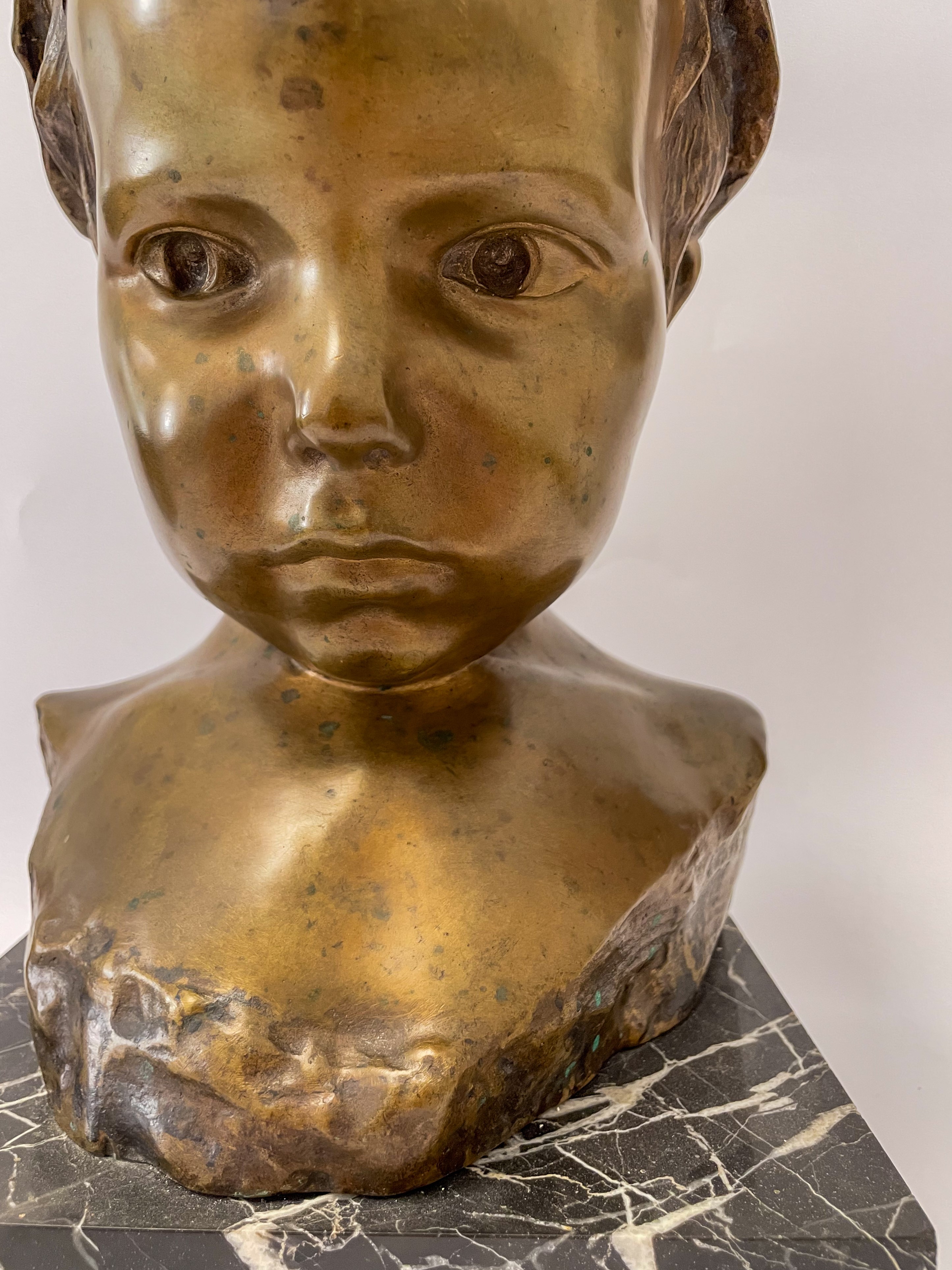Scultura in bronzo di Bimbo con cappello