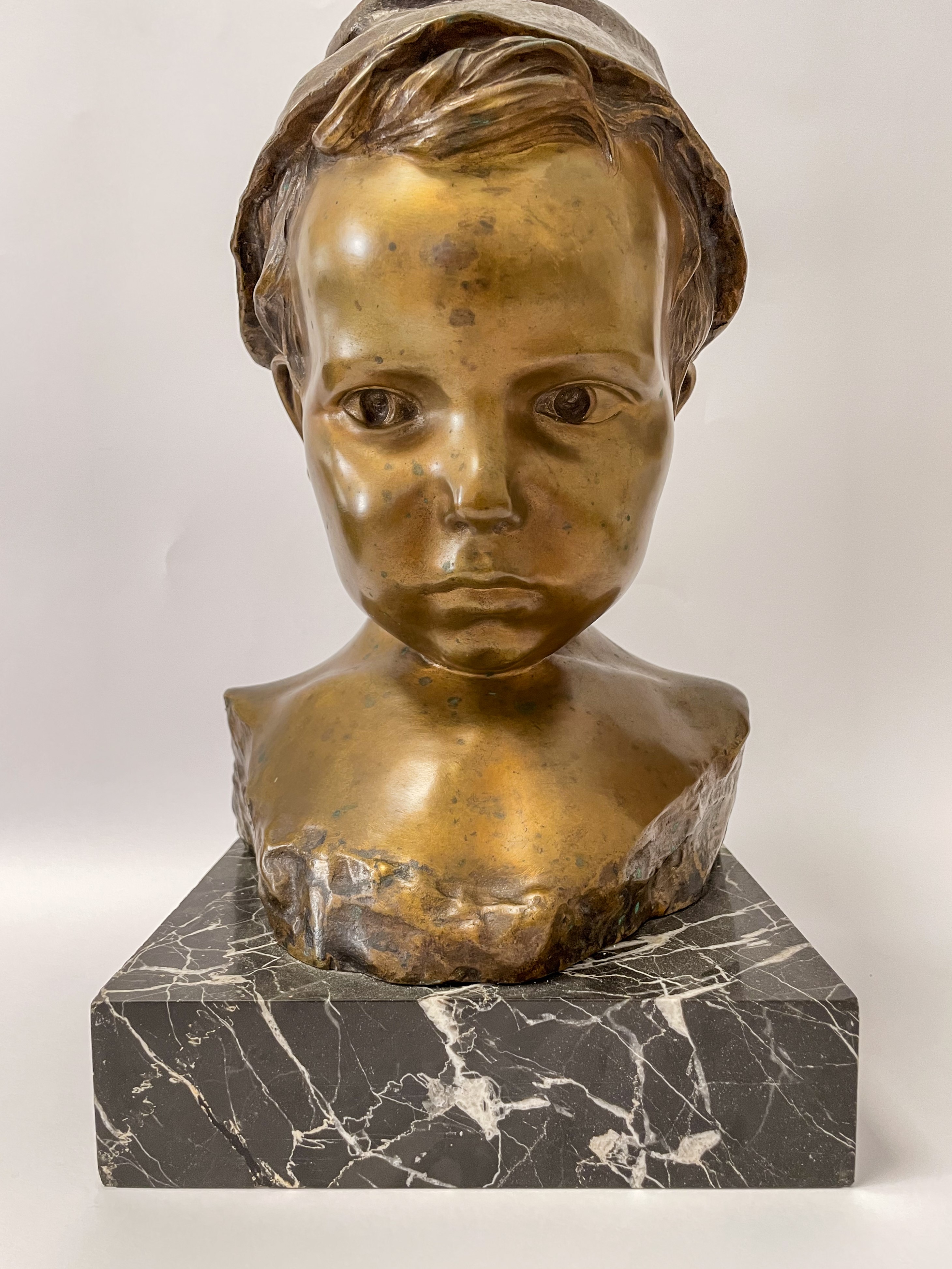 Scultura in bronzo di Bimbo con cappello