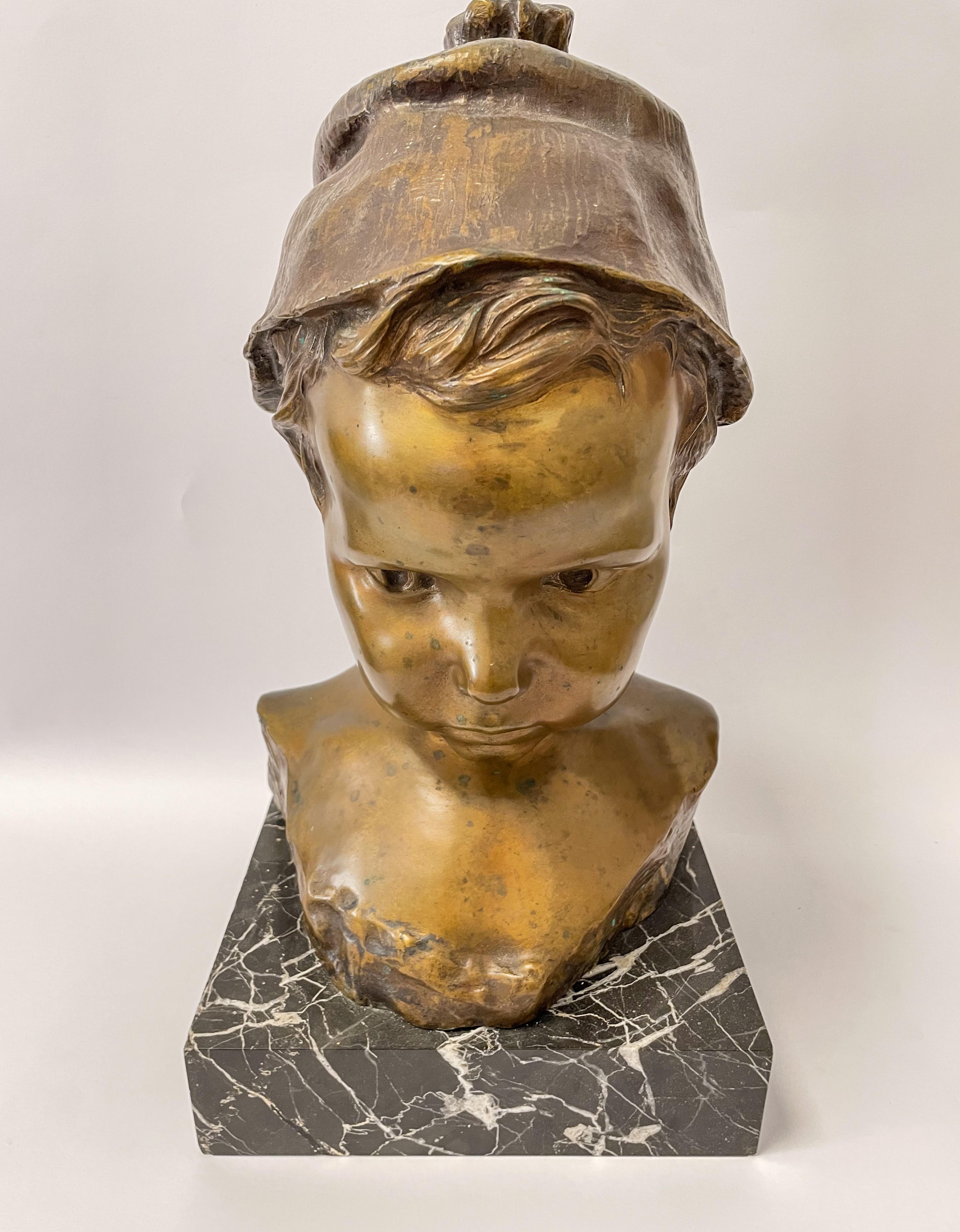Scultura in bronzo di Bimbo con cappello