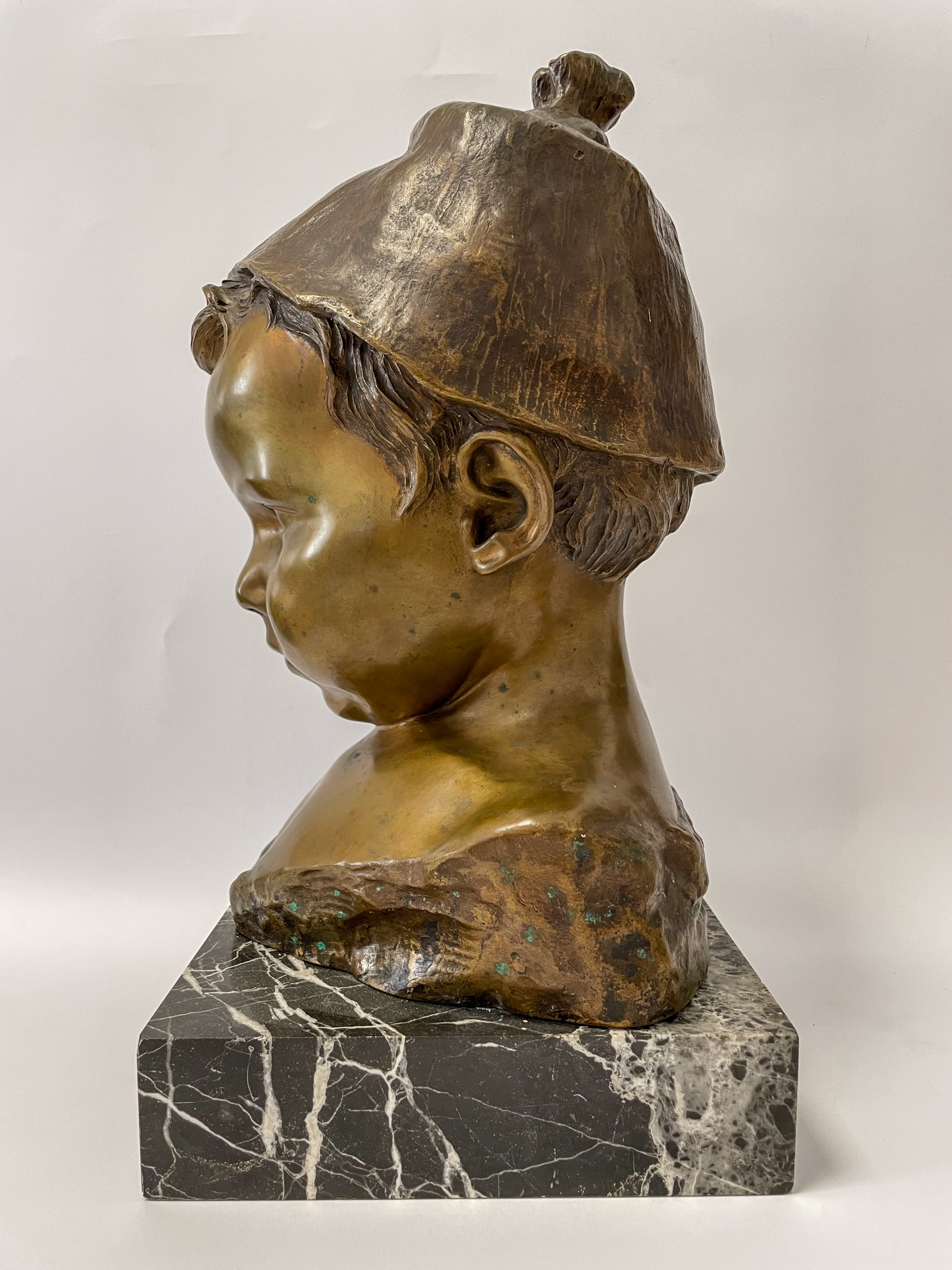 Scultura in bronzo di Bimbo con cappello