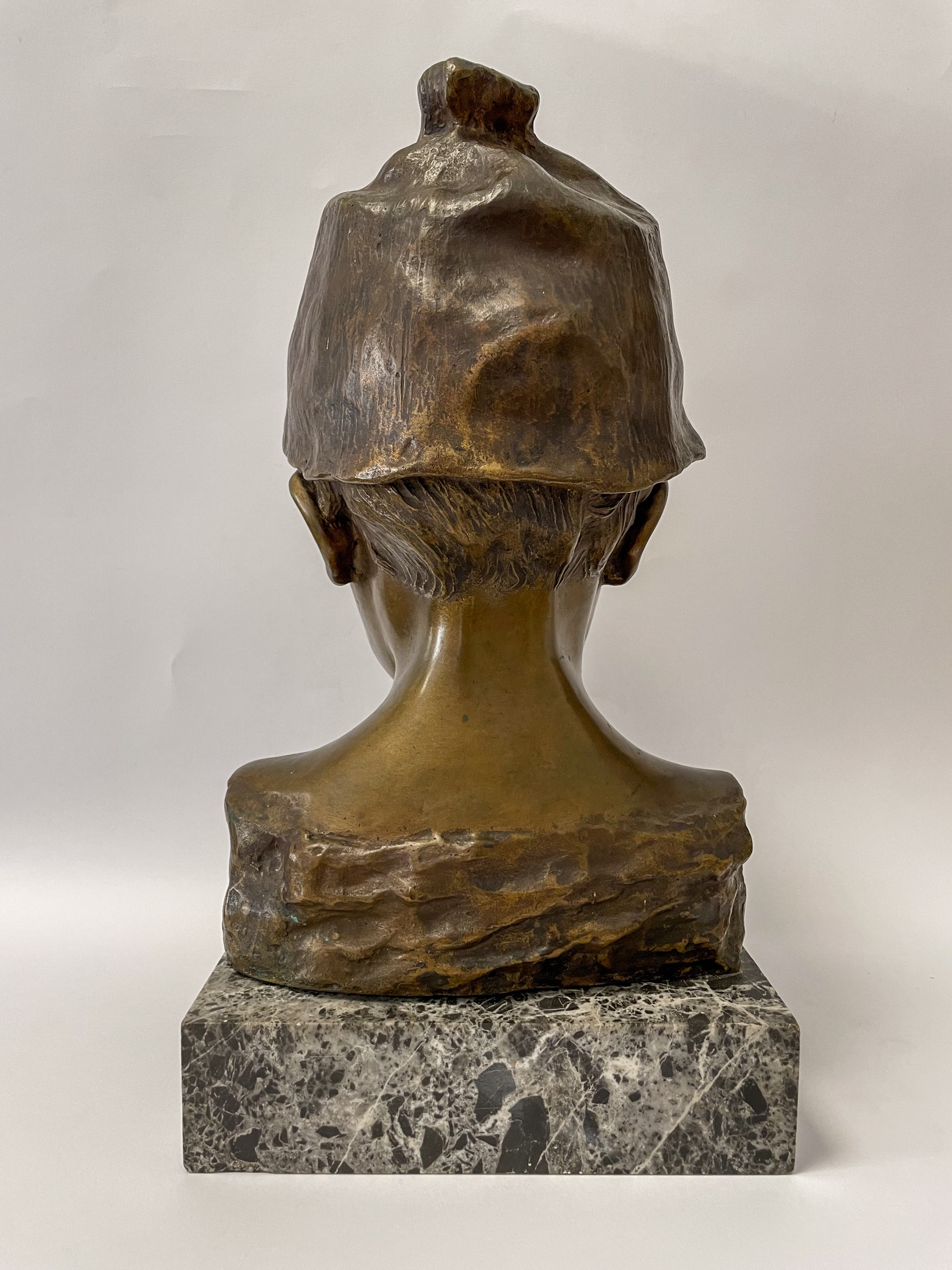 Scultura in bronzo di Bimbo con cappello