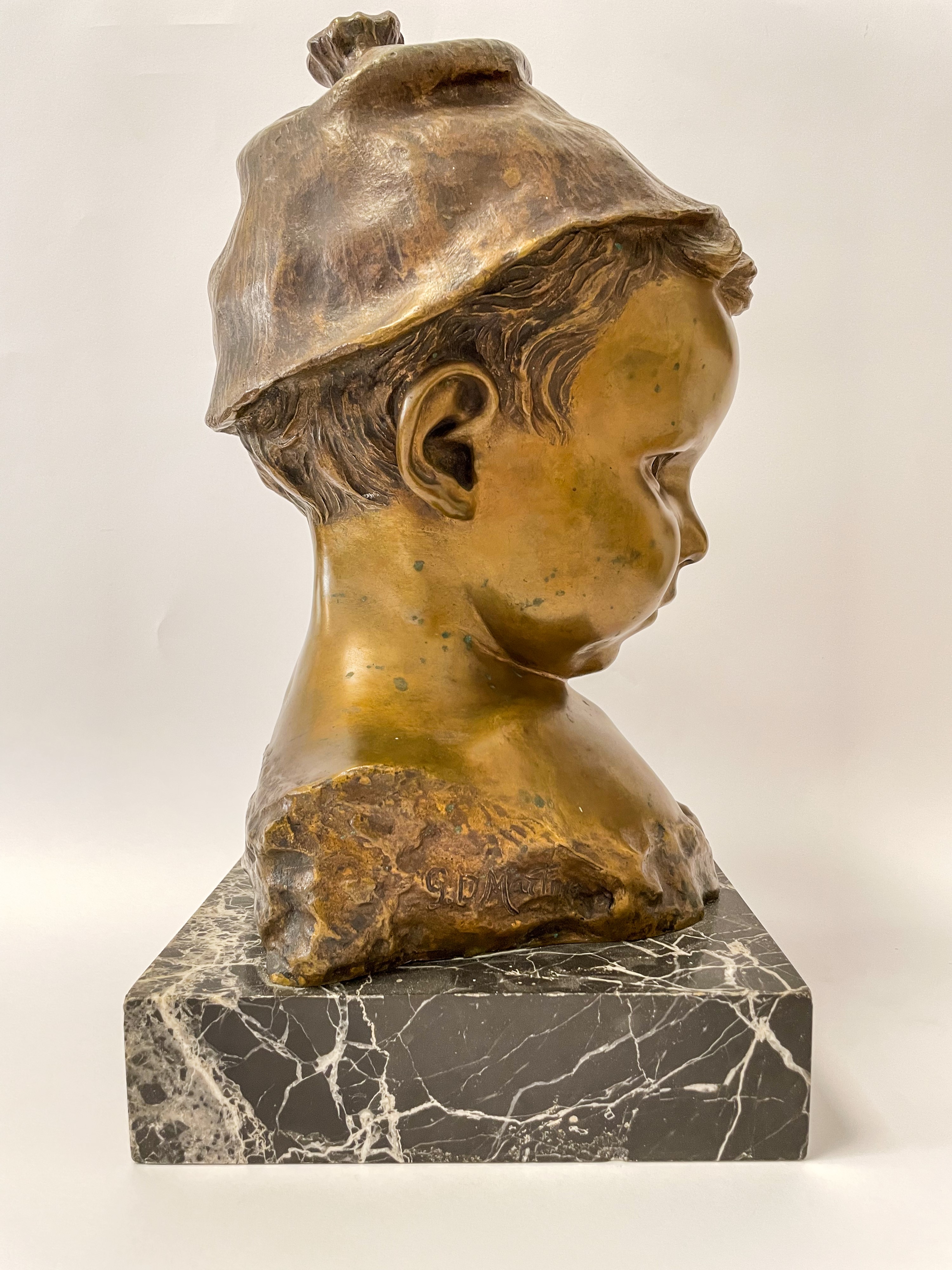 Scultura in bronzo di Bimbo con cappello