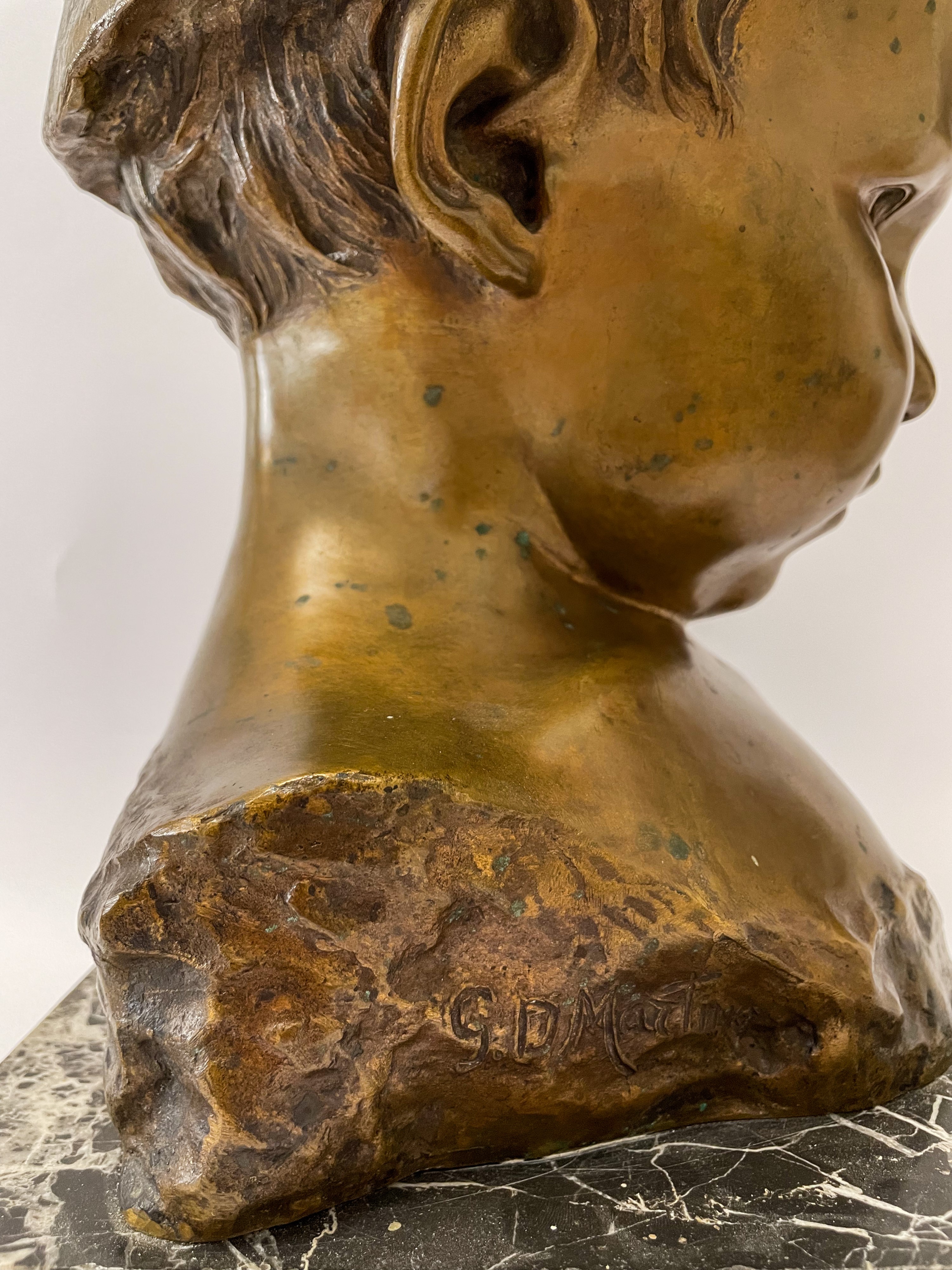 Scultura in bronzo di Bimbo con cappello