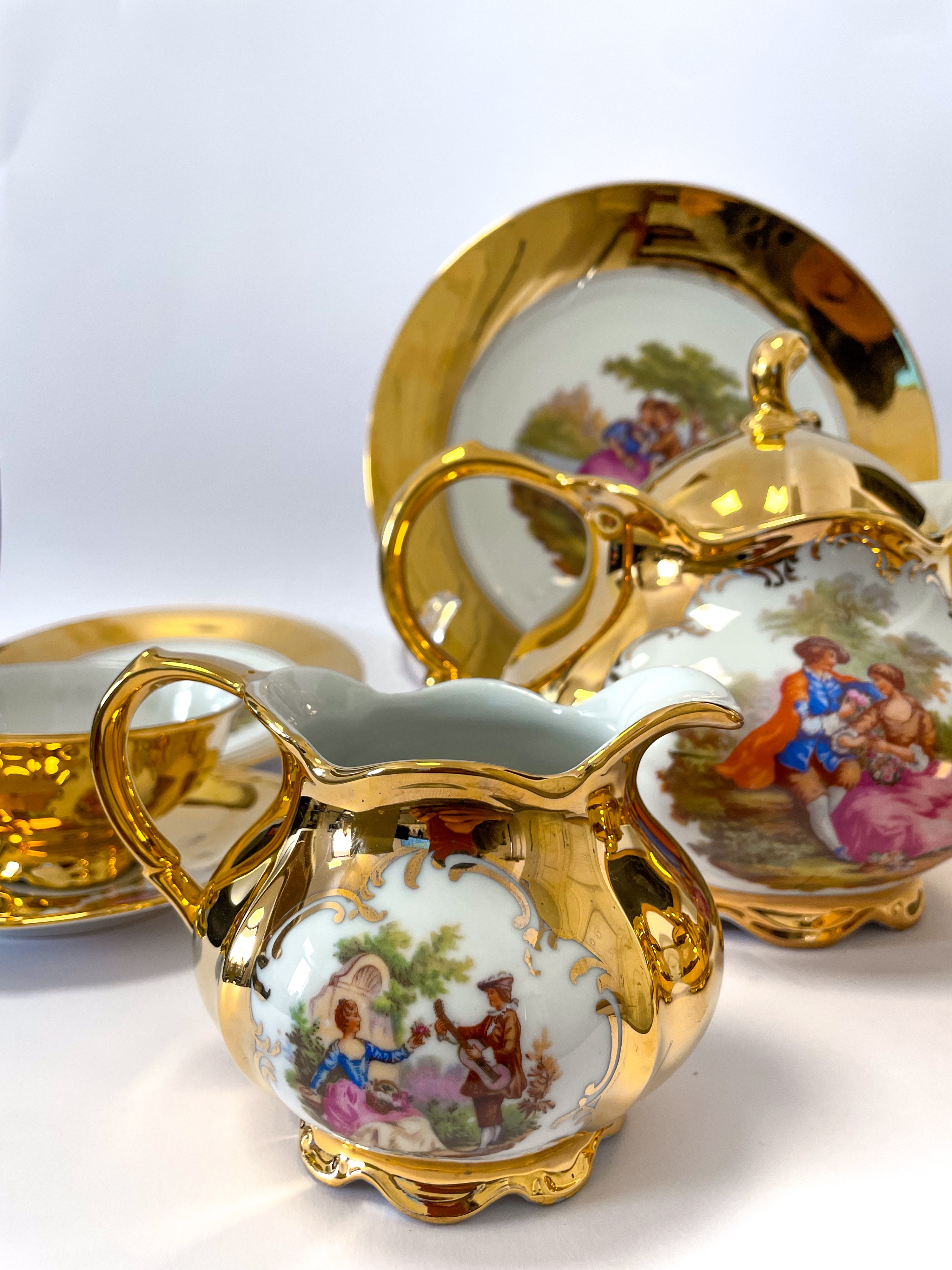 Servizio da tè Bavaria dipinte in oro con scene di corteggiamento ispirate alle composizioni di J...