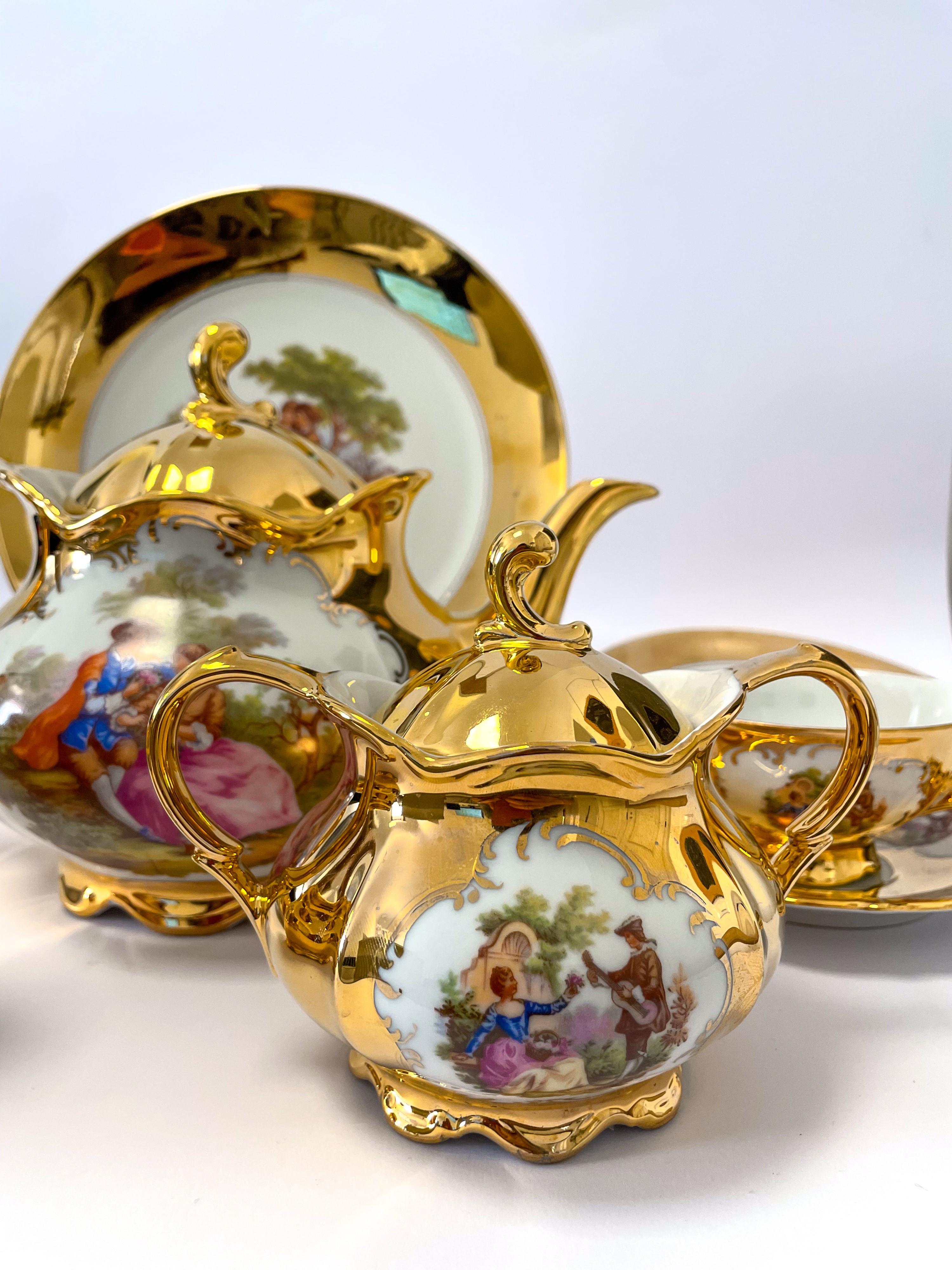 Servizio da tè Bavaria dipinte in oro con scene di corteggiamento ispirate alle composizioni di J...