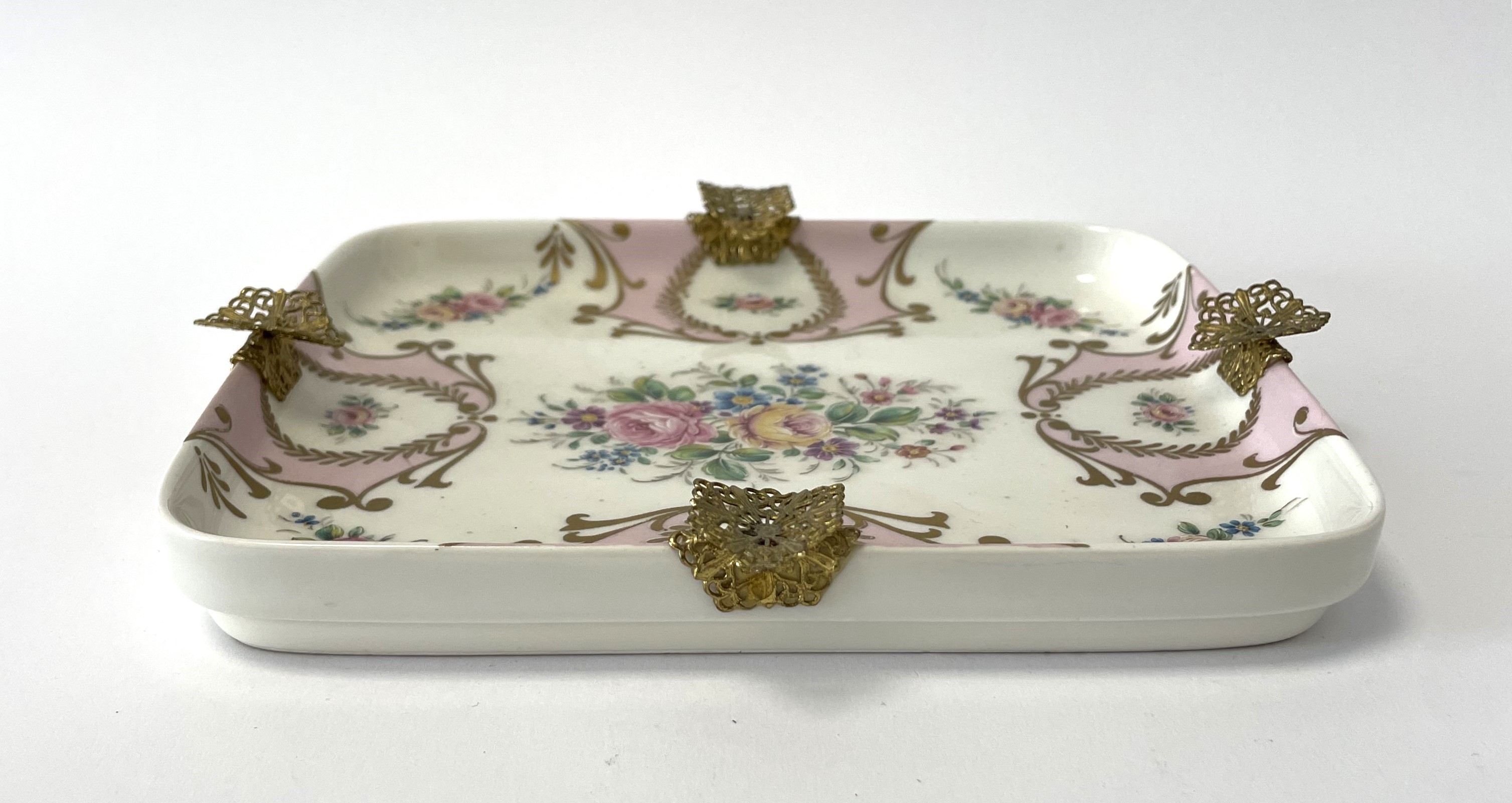 Vassoio portabonbon in ceramica Limoges impreziosito da inserti in metallo dorato