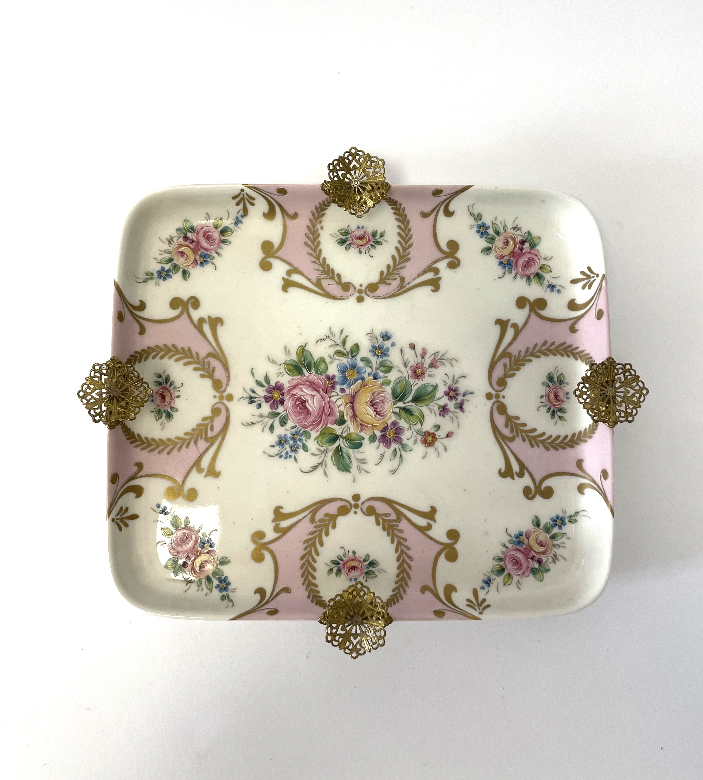 Vassoio portabonbon in ceramica Limoges impreziosito da inserti in metallo dorato