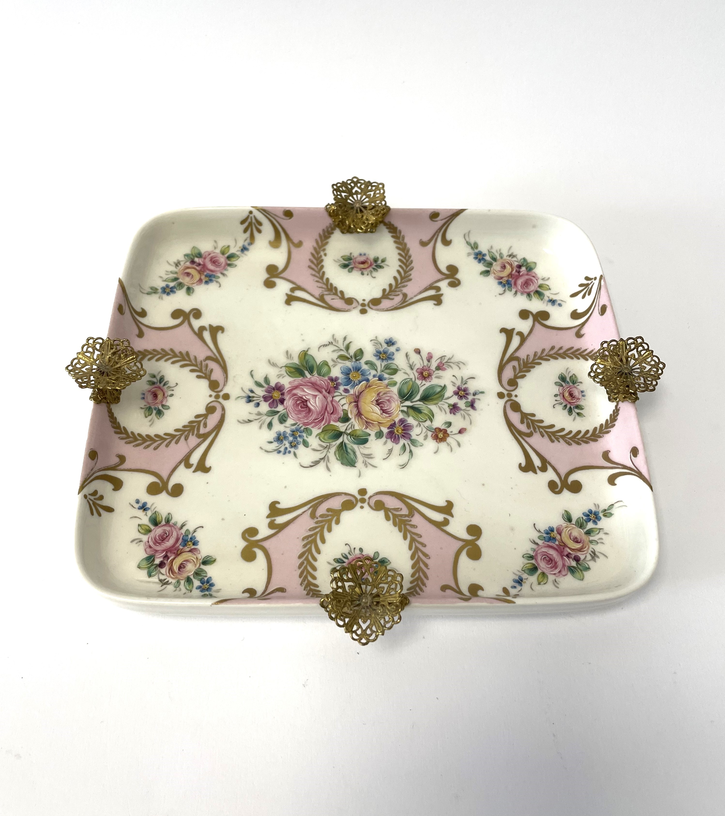 Vassoio portabonbon in ceramica Limoges impreziosito da inserti in metallo dorato