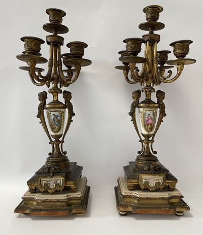 Coppia di Candelabri a Cinque Fuochi in Bronzo Dorato Finemente Cesellato con Figure Muliebri a R...