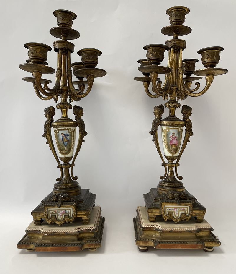 Coppia di Candelabri a Cinque Fuochi in Bronzo Dorato Finemente Cesellato con Figure Muliebri a R...