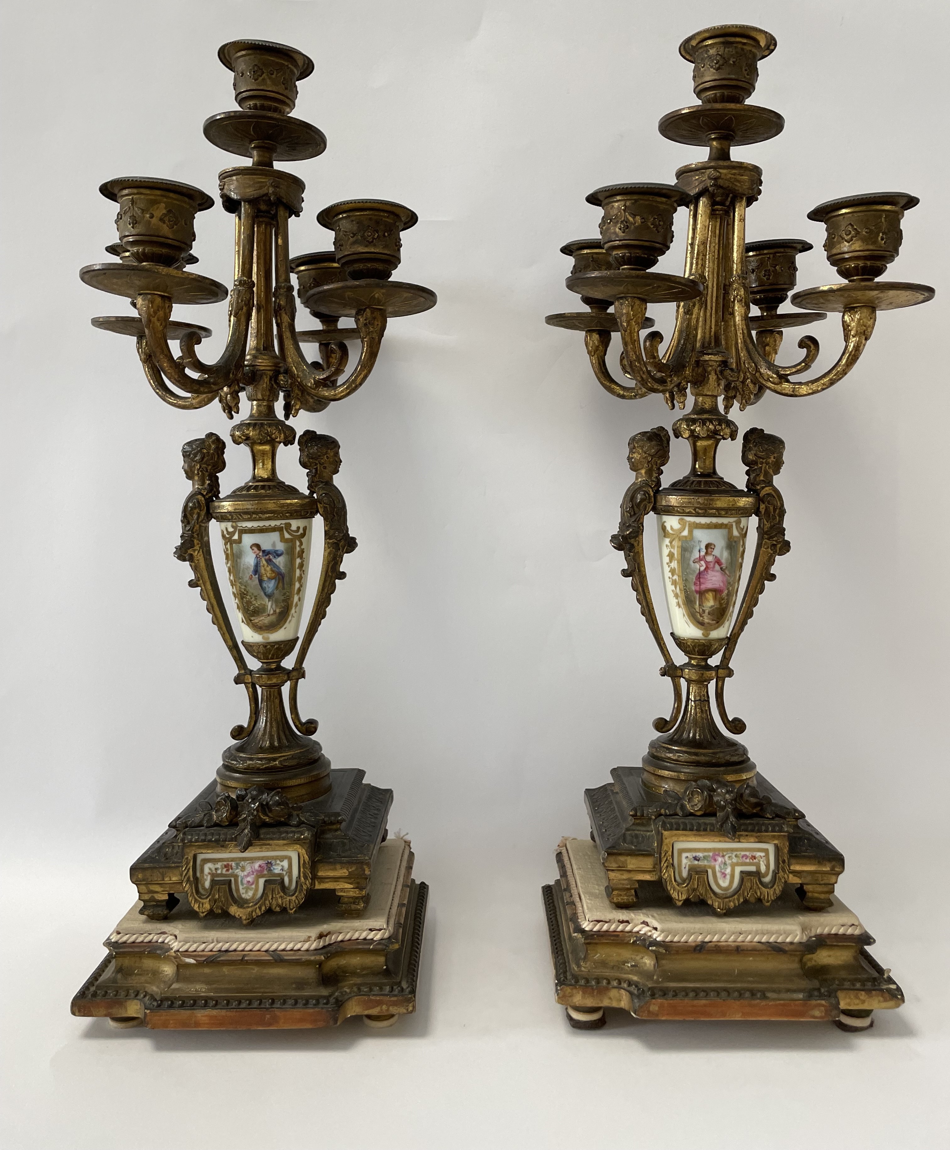 Coppia di Candelabri a Cinque Fuochi in Bronzo Dorato Finemente Cesellato con Figure Muliebri a R...