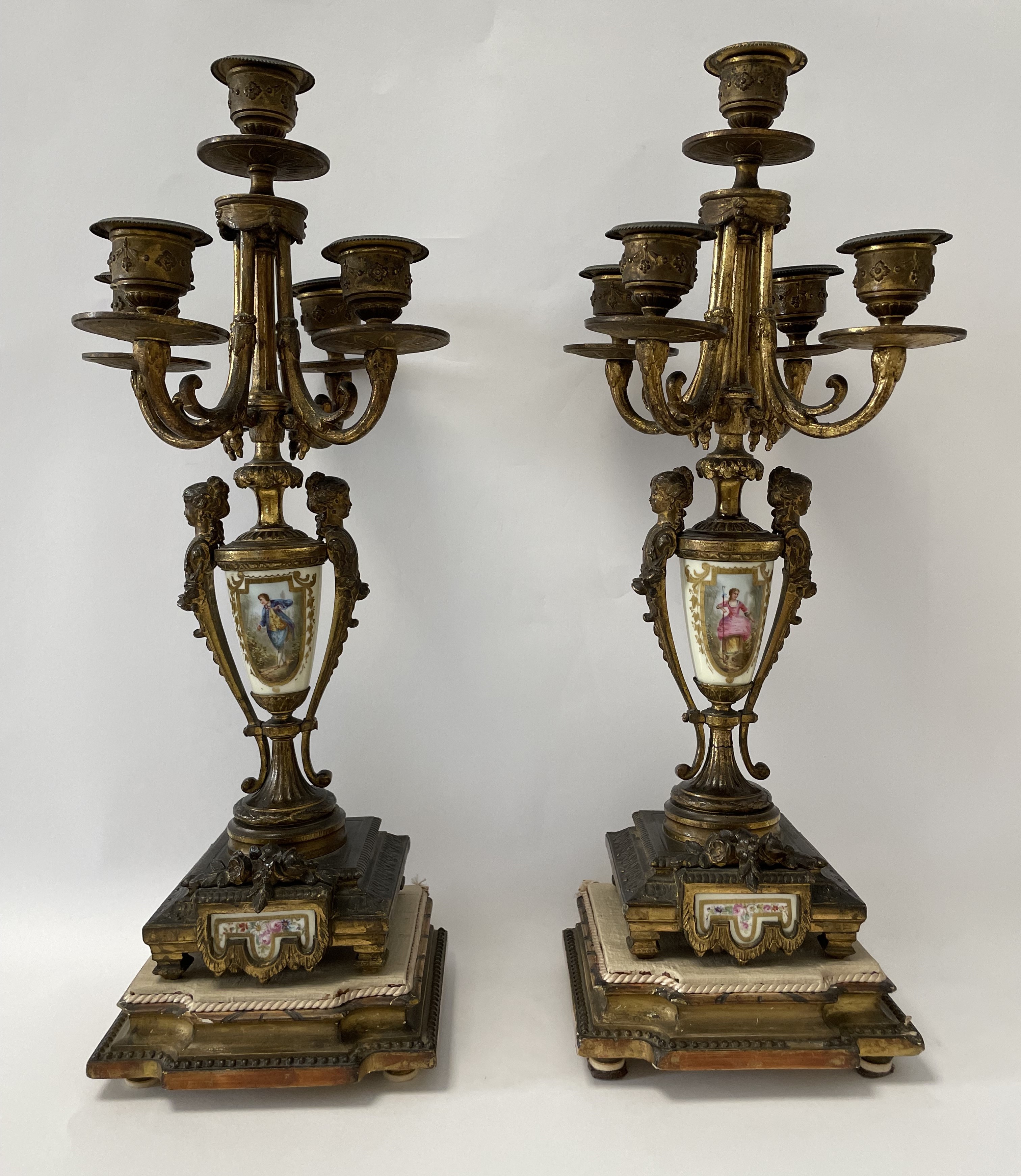 Coppia di Candelabri a Cinque Fuochi in Bronzo Dorato Finemente Cesellato con Figure Muliebri a R...