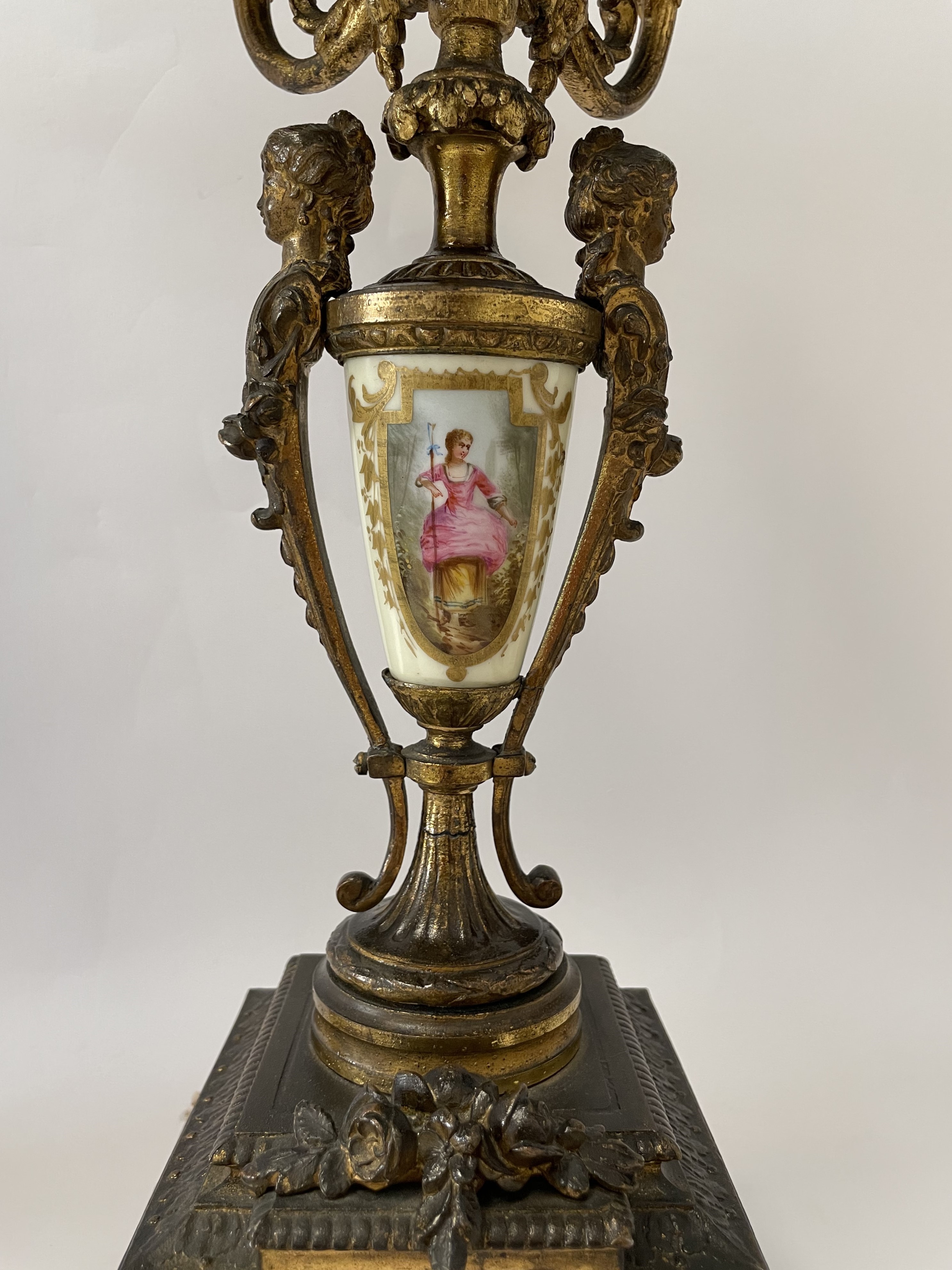 Coppia di Candelabri a Cinque Fuochi in Bronzo Dorato Finemente Cesellato con Figure Muliebri a R...