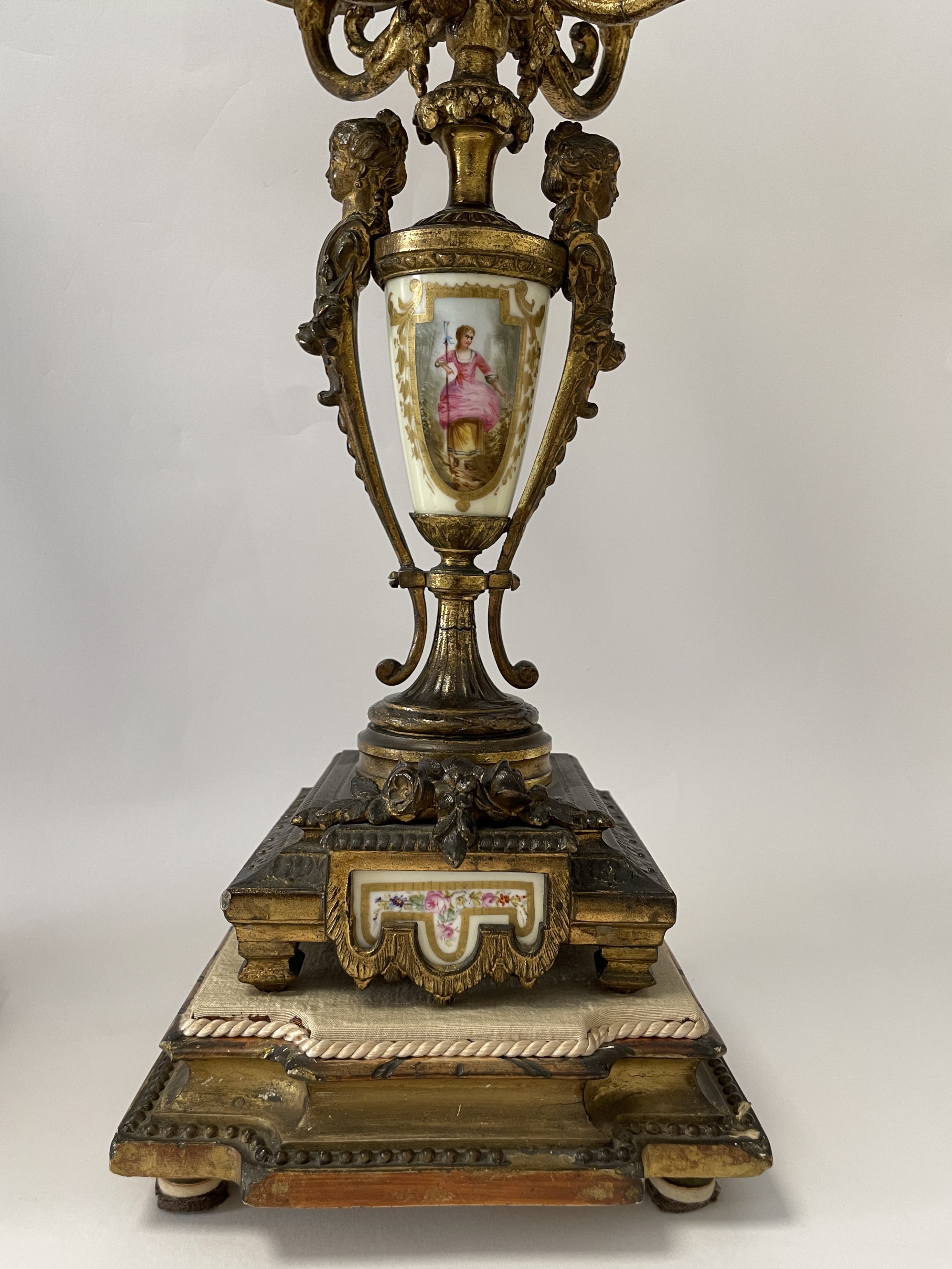 Coppia di Candelabri a Cinque Fuochi in Bronzo Dorato Finemente Cesellato con Figure Muliebri a R...