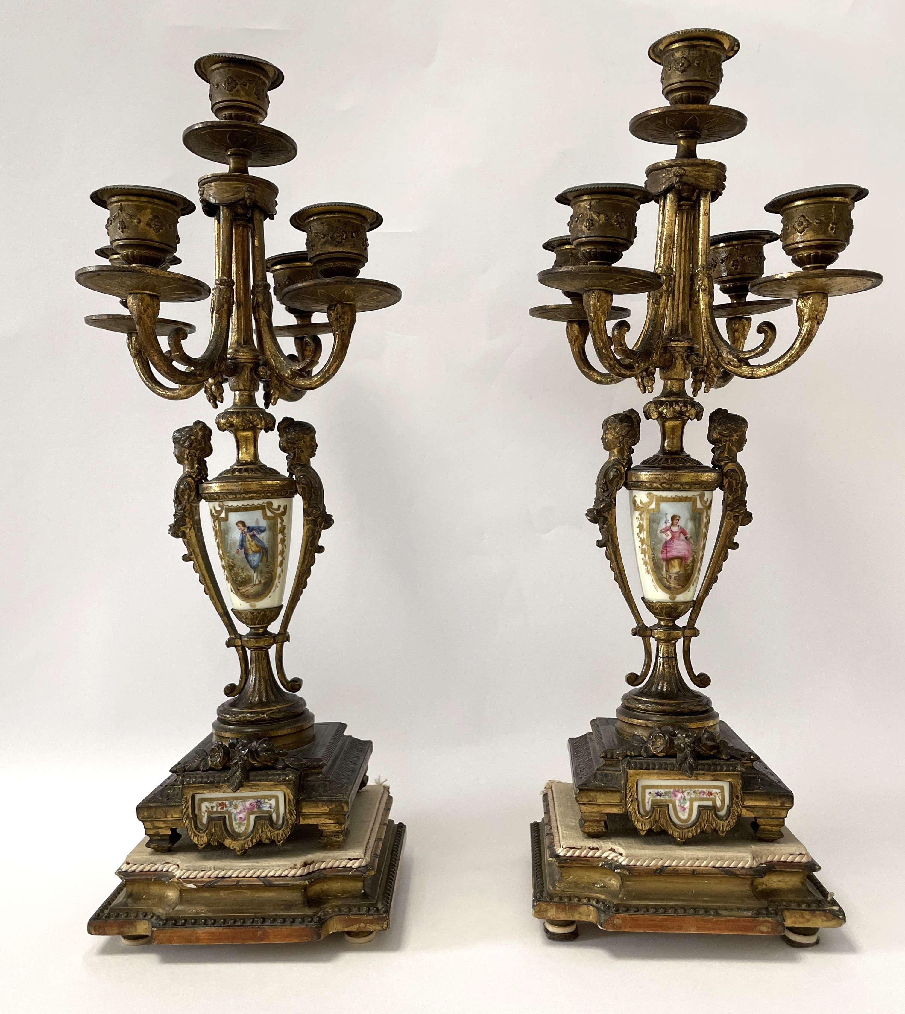 Coppia di Candelabri a Cinque Fuochi in Bronzo Dorato Finemente Cesellato con Figure Muliebri a R...