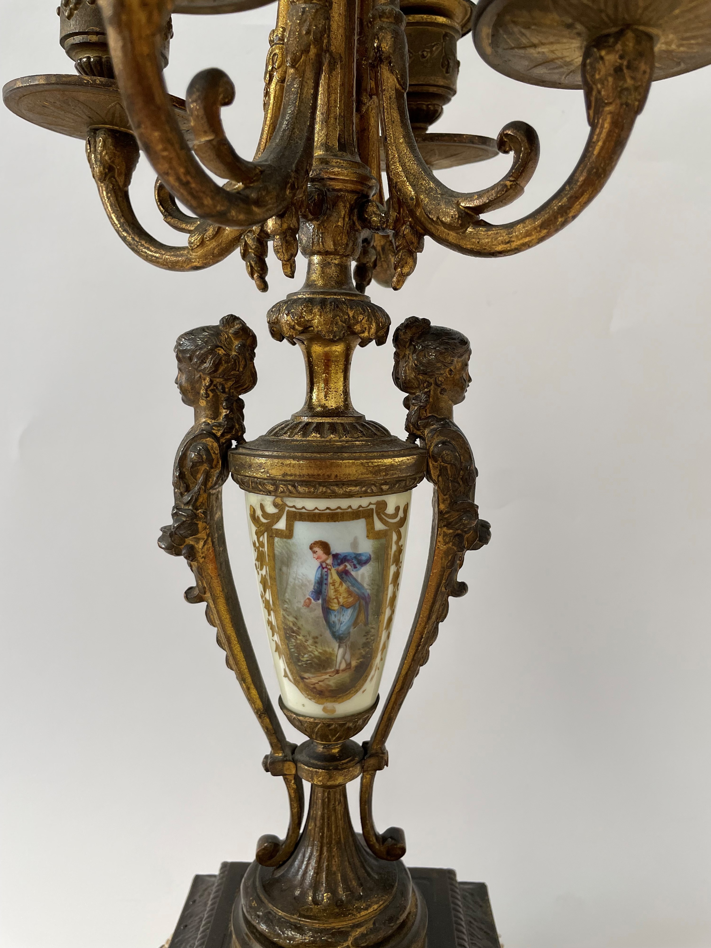 Coppia di Candelabri a Cinque Fuochi in Bronzo Dorato Finemente Cesellato con Figure Muliebri a R...