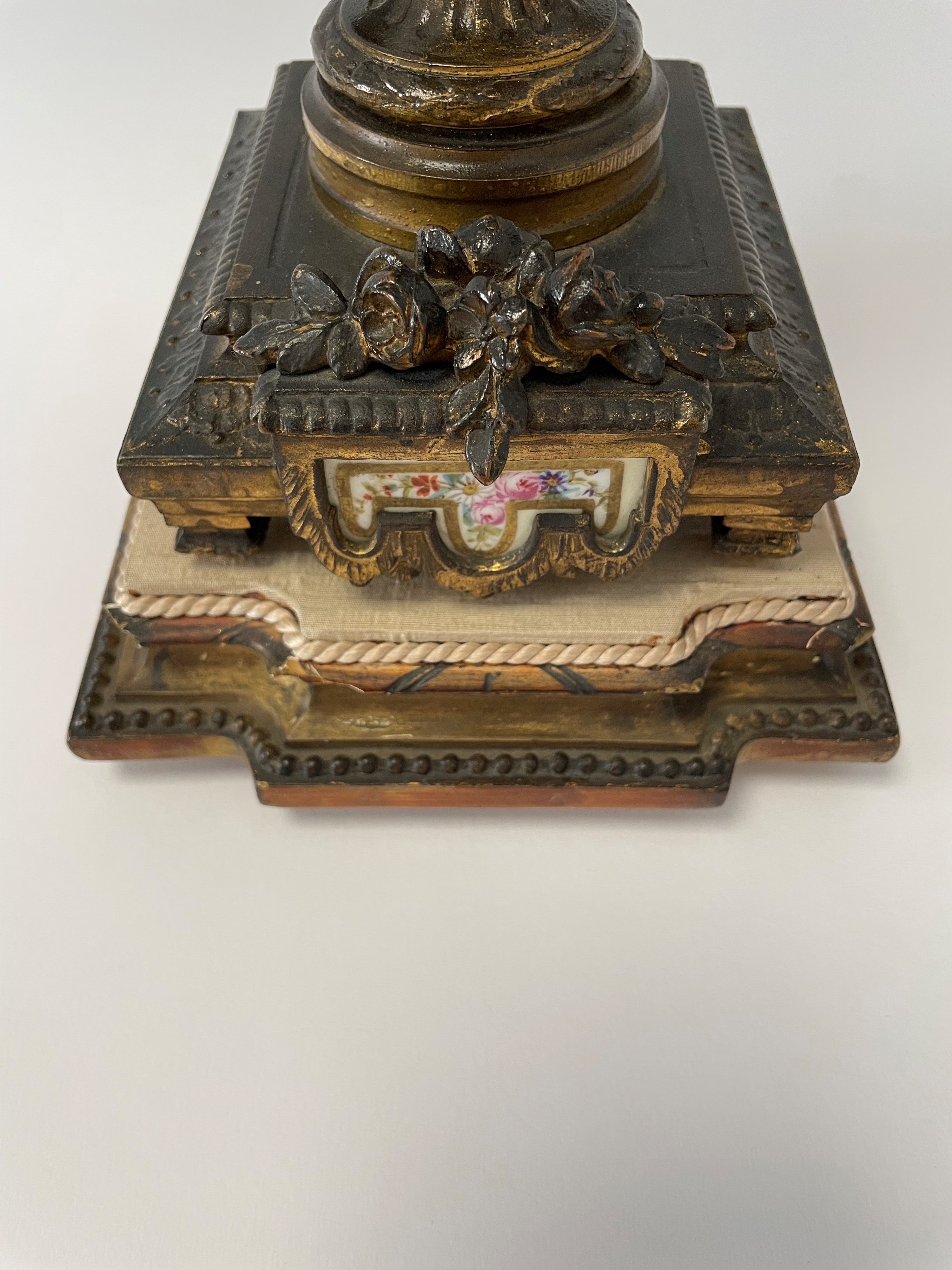 Coppia di Candelabri a Cinque Fuochi in Bronzo Dorato Finemente Cesellato con Figure Muliebri a R...