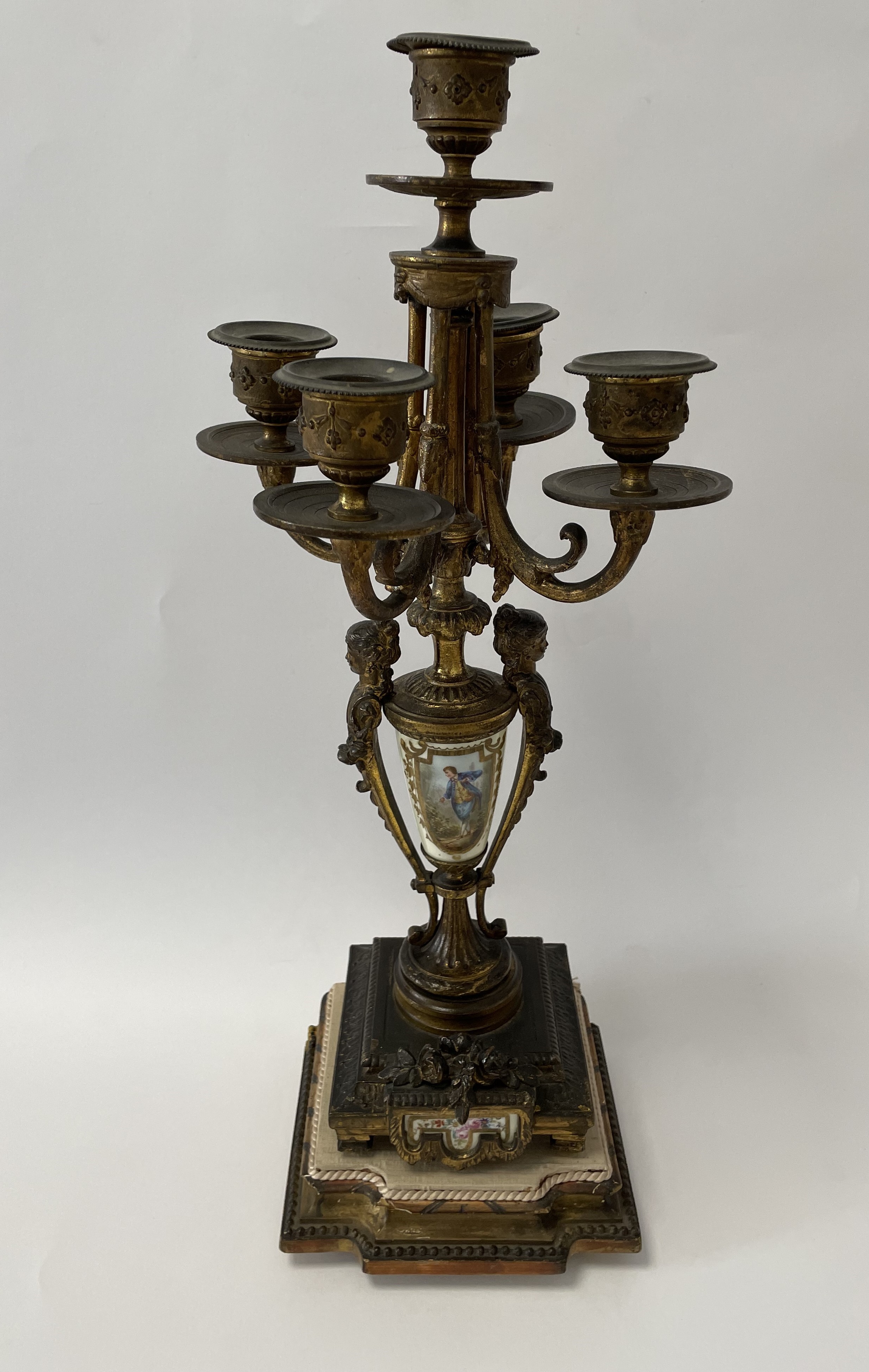 Coppia di Candelabri a Cinque Fuochi in Bronzo Dorato Finemente Cesellato con Figure Muliebri a R...