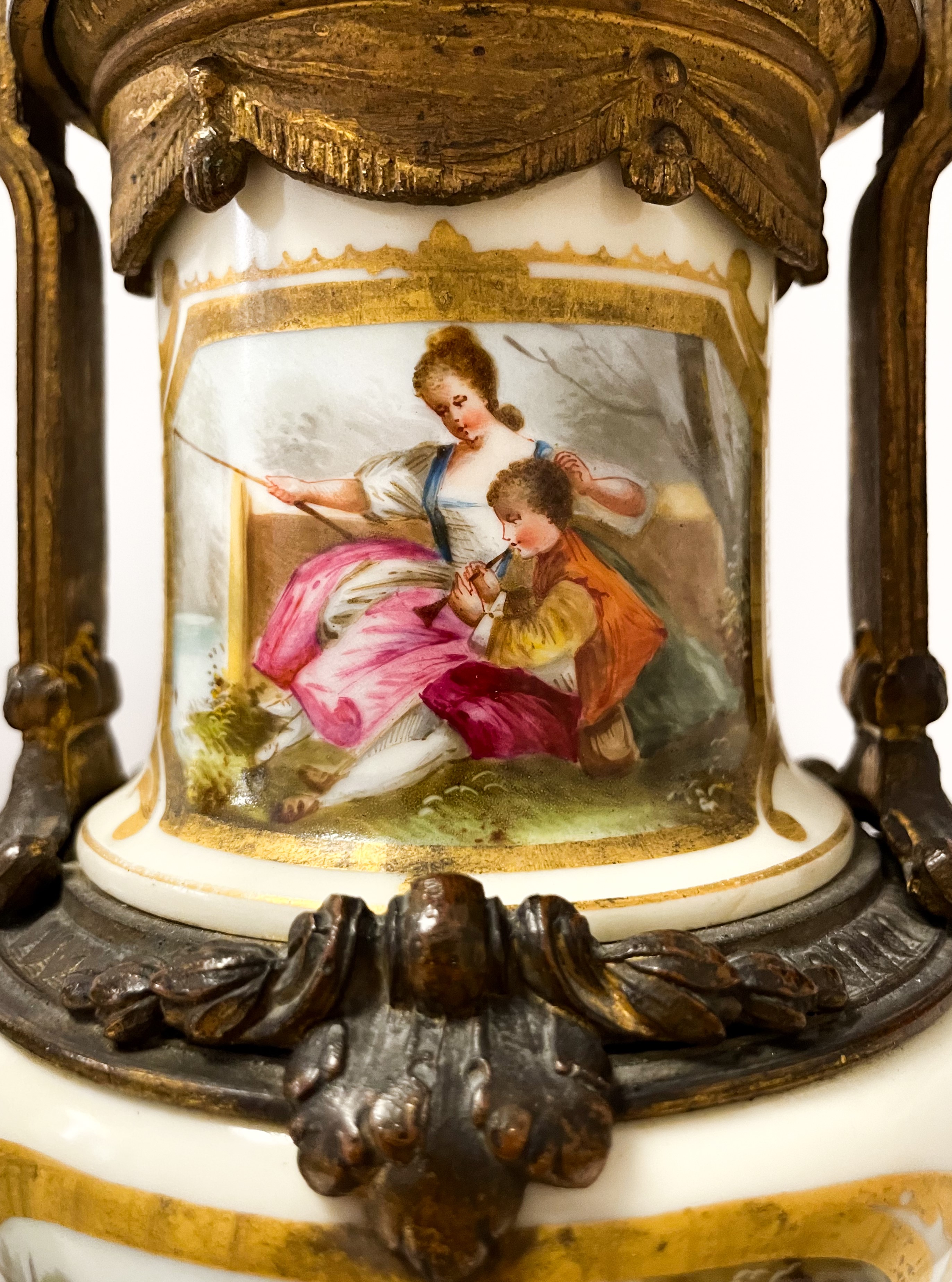 Set di due vasi in bronzo dorato finemente cesellato con inserti floreali. Corona d'alloro e pign...