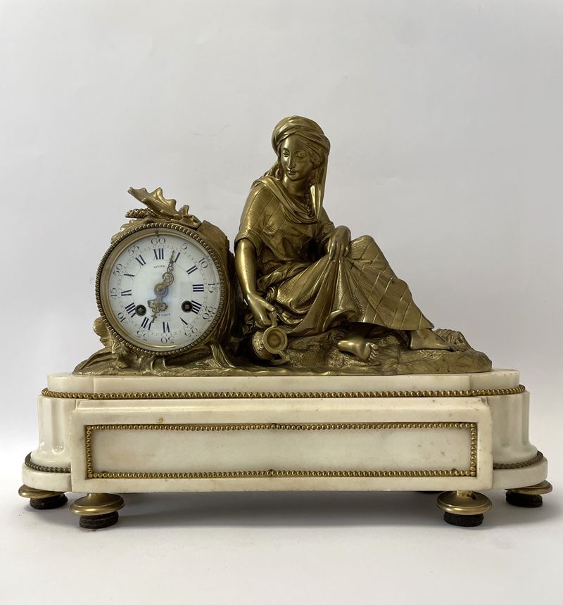 Orologio da tavolo francese Impero con movimento Vigier. Cassa in bronzo dorato. Francia, primi a...