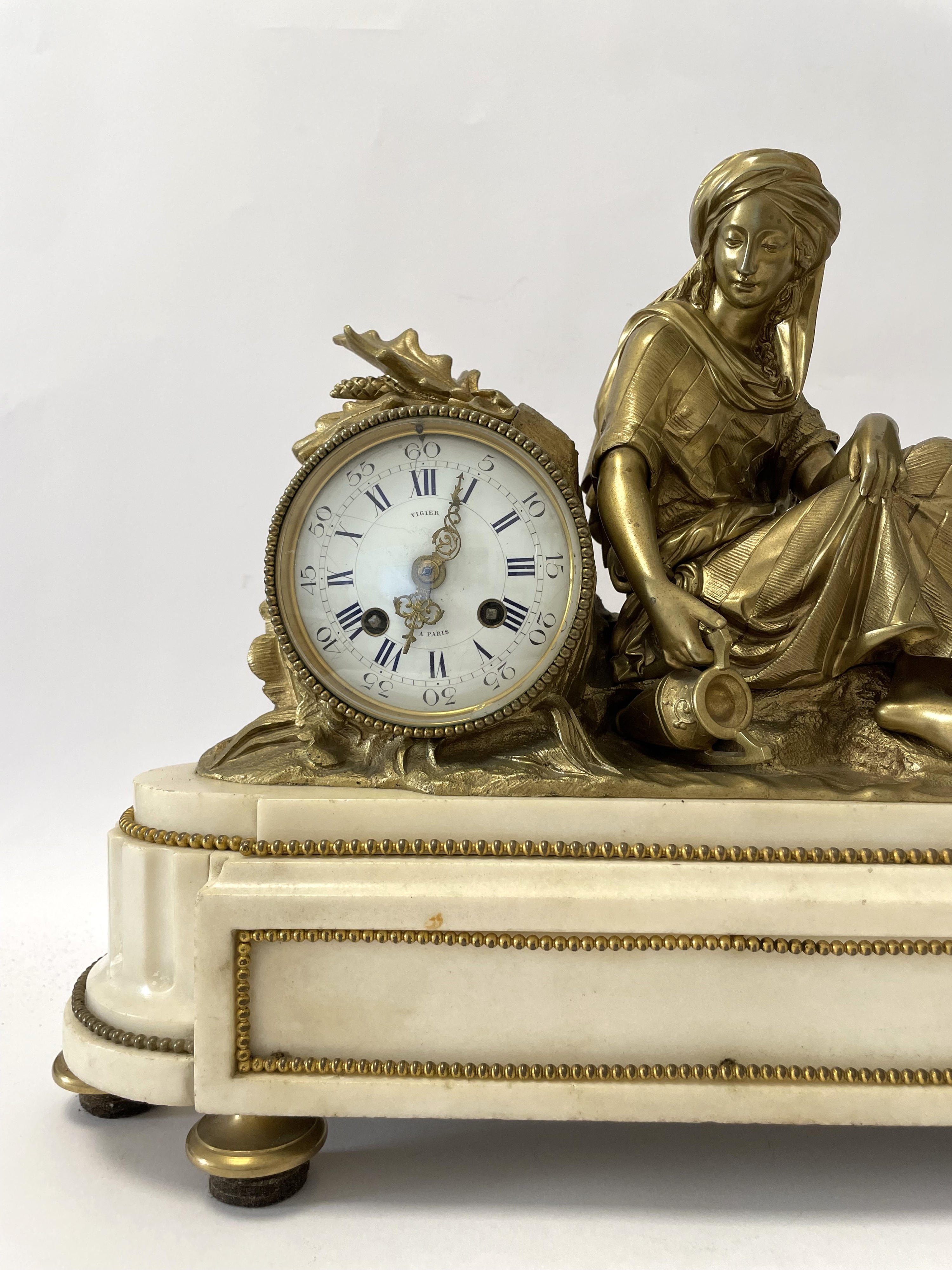 Orologio da tavolo francese Impero con movimento Vigier. Cassa in bronzo dorato. Francia, primi a...