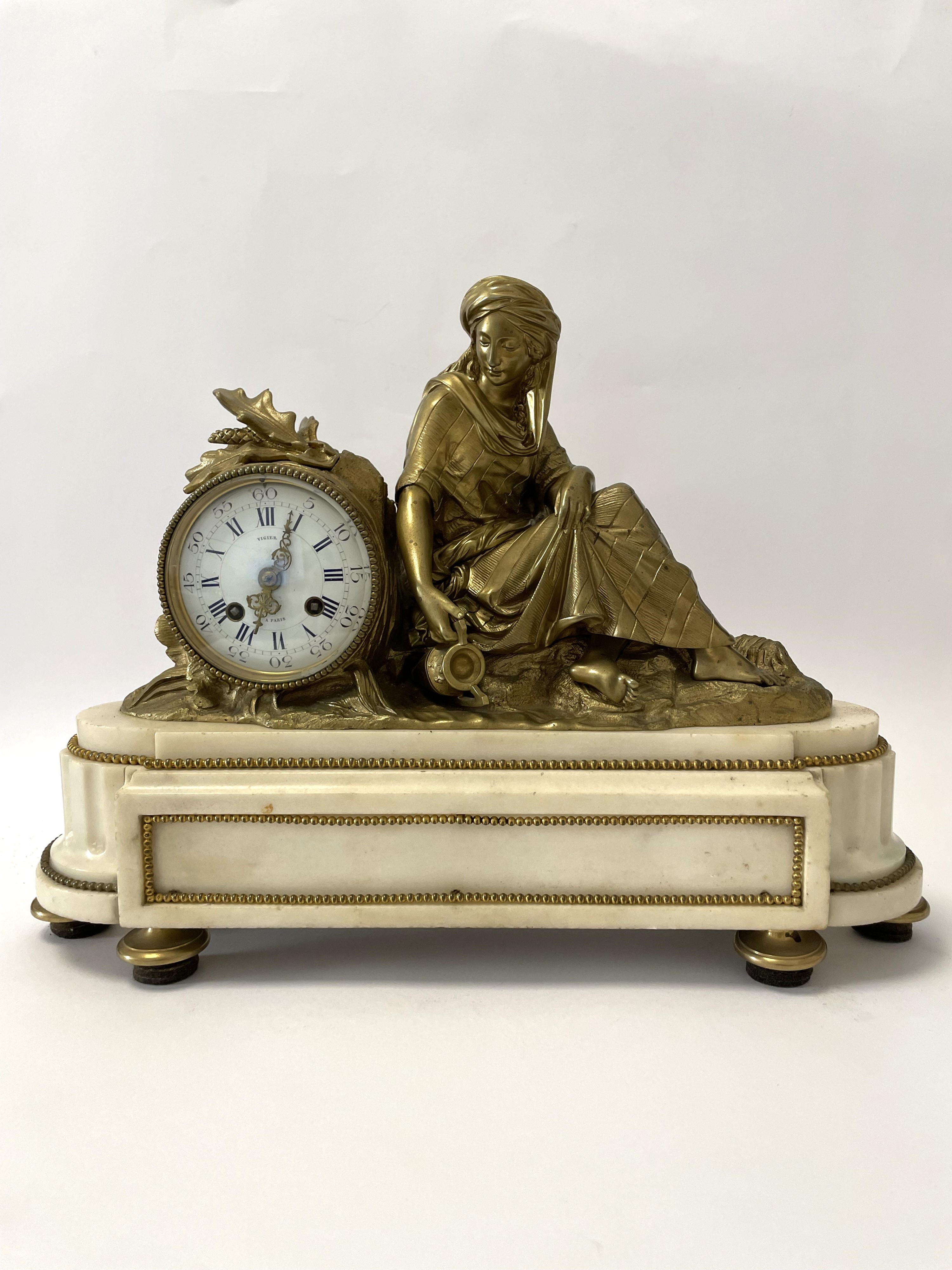 Orologio da tavolo francese Impero con movimento Vigier. Cassa in bronzo dorato. Francia, primi a...