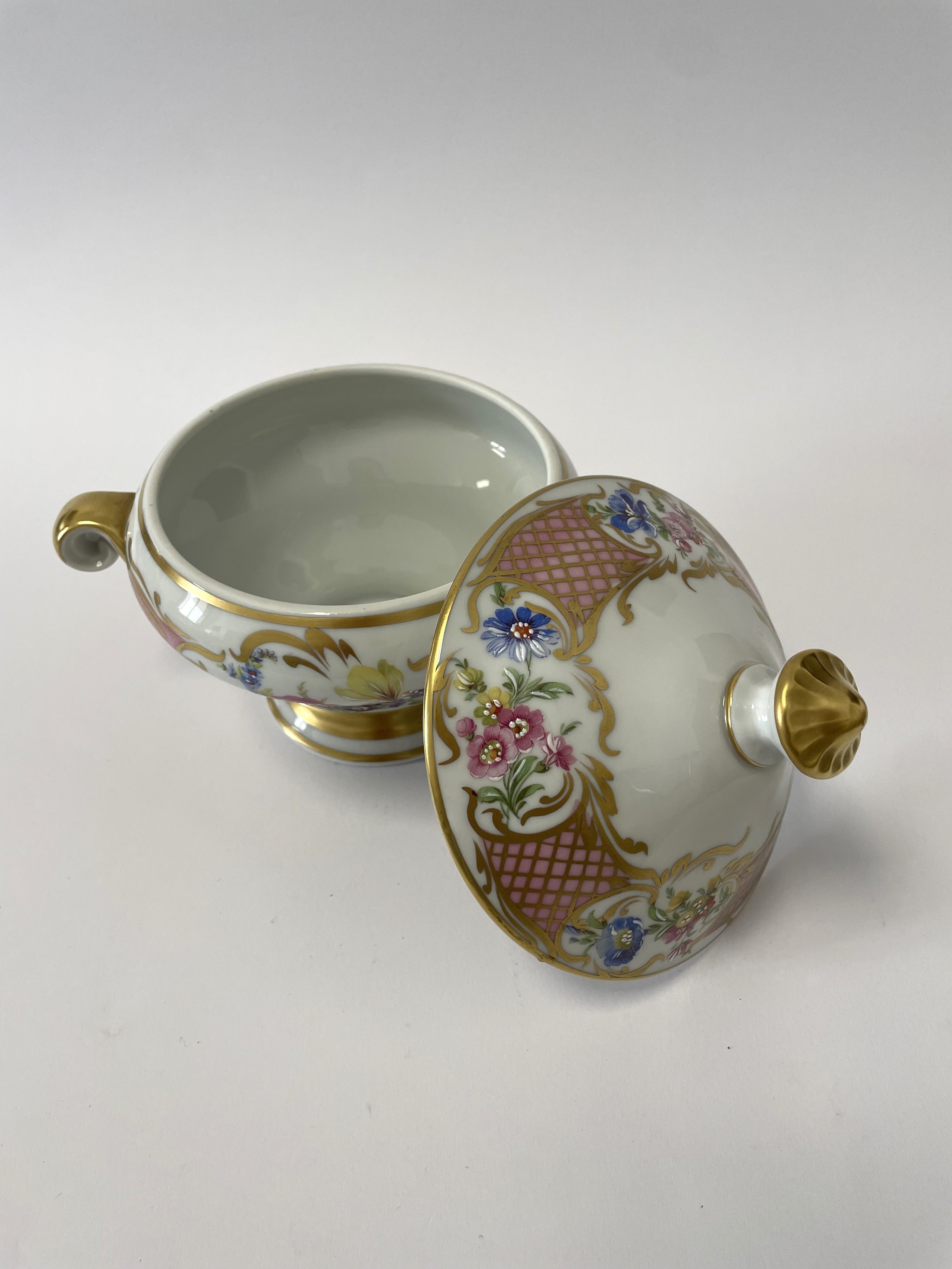 Tazza con coperchio in ceramica Limoges nei toni del rosa con decorazione a motivi floreali