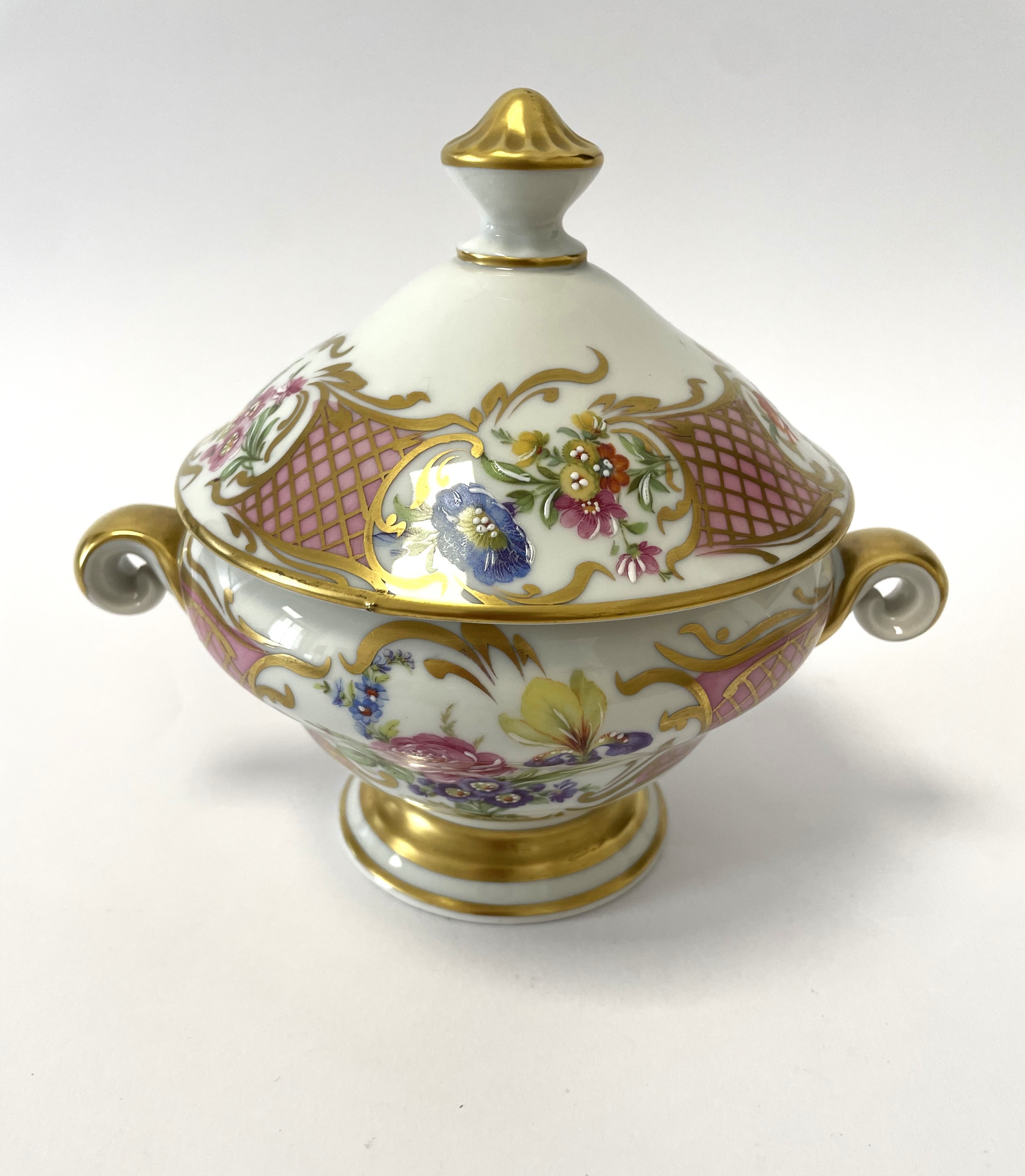 Tazza con coperchio in ceramica Limoges nei toni del rosa con decorazione a motivi floreali