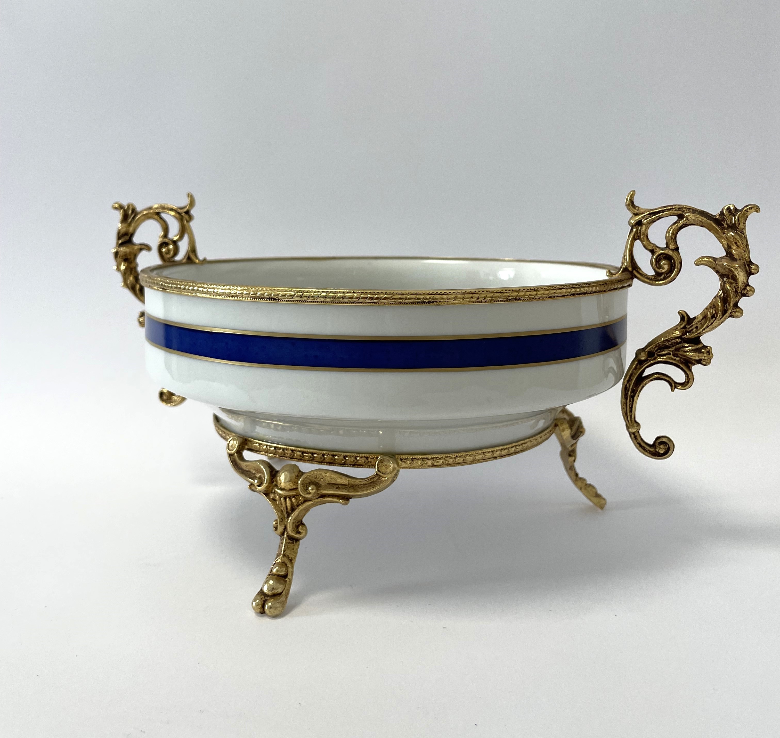 Ciotola con manici in ceramica Limoges nei toni del bianco blu e oro con inserti in bronzo dorato
