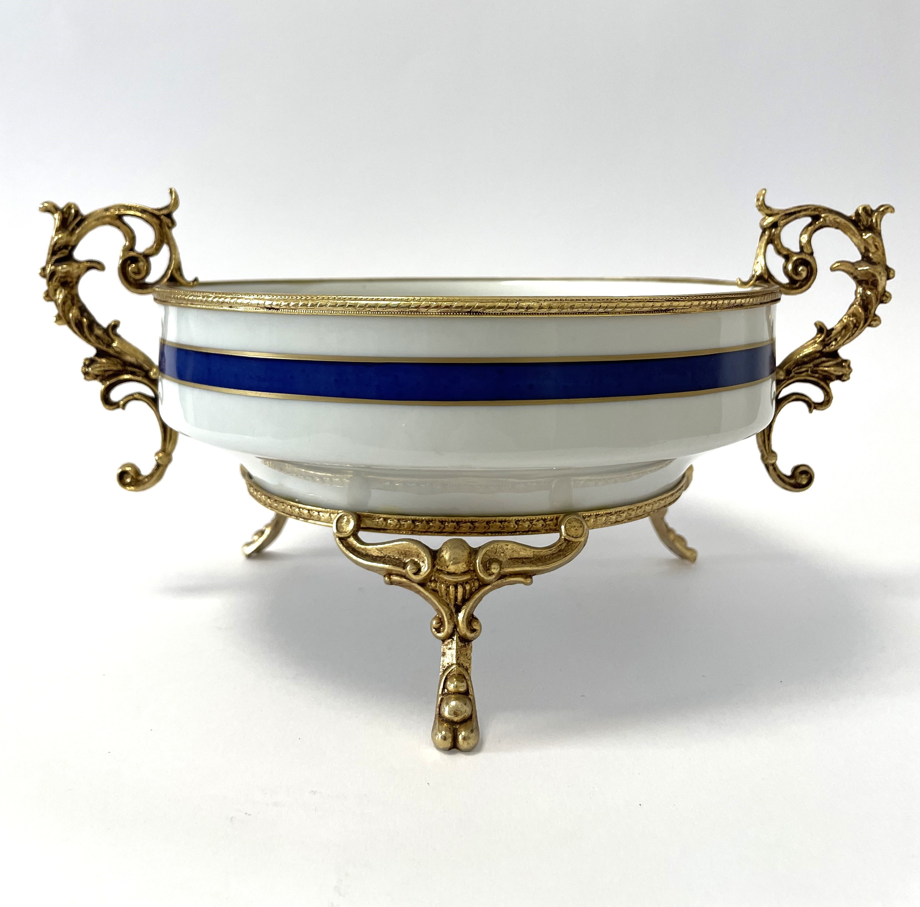 Ciotola con manici in ceramica Limoges nei toni del bianco blu e oro con inserti in bronzo dorato