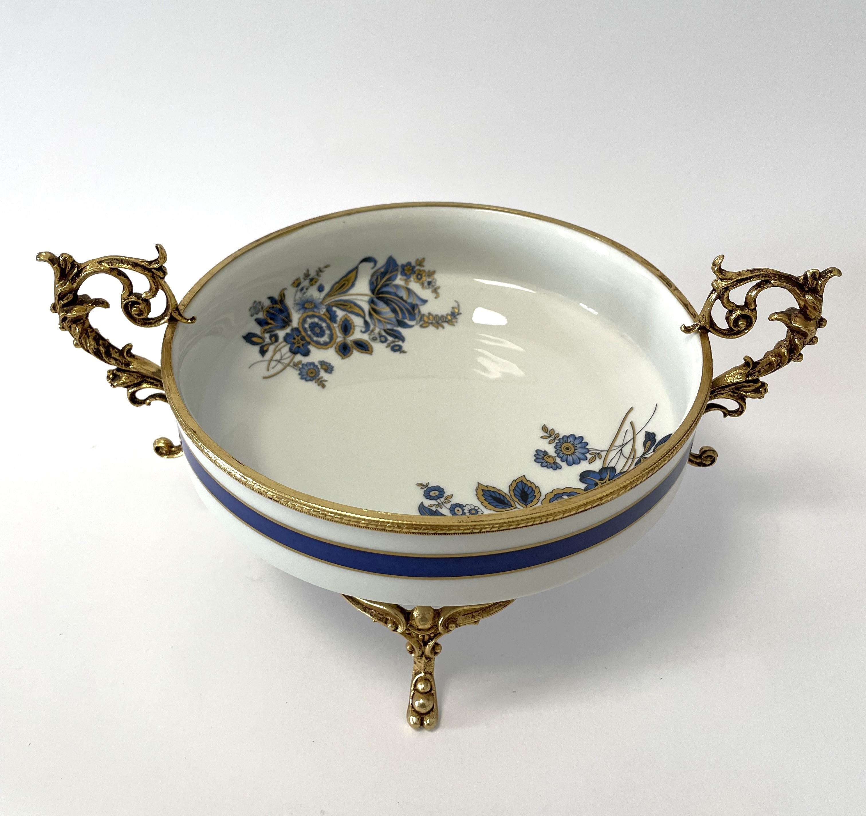 Ciotola con manici in ceramica Limoges nei toni del bianco blu e oro con inserti in bronzo dorato