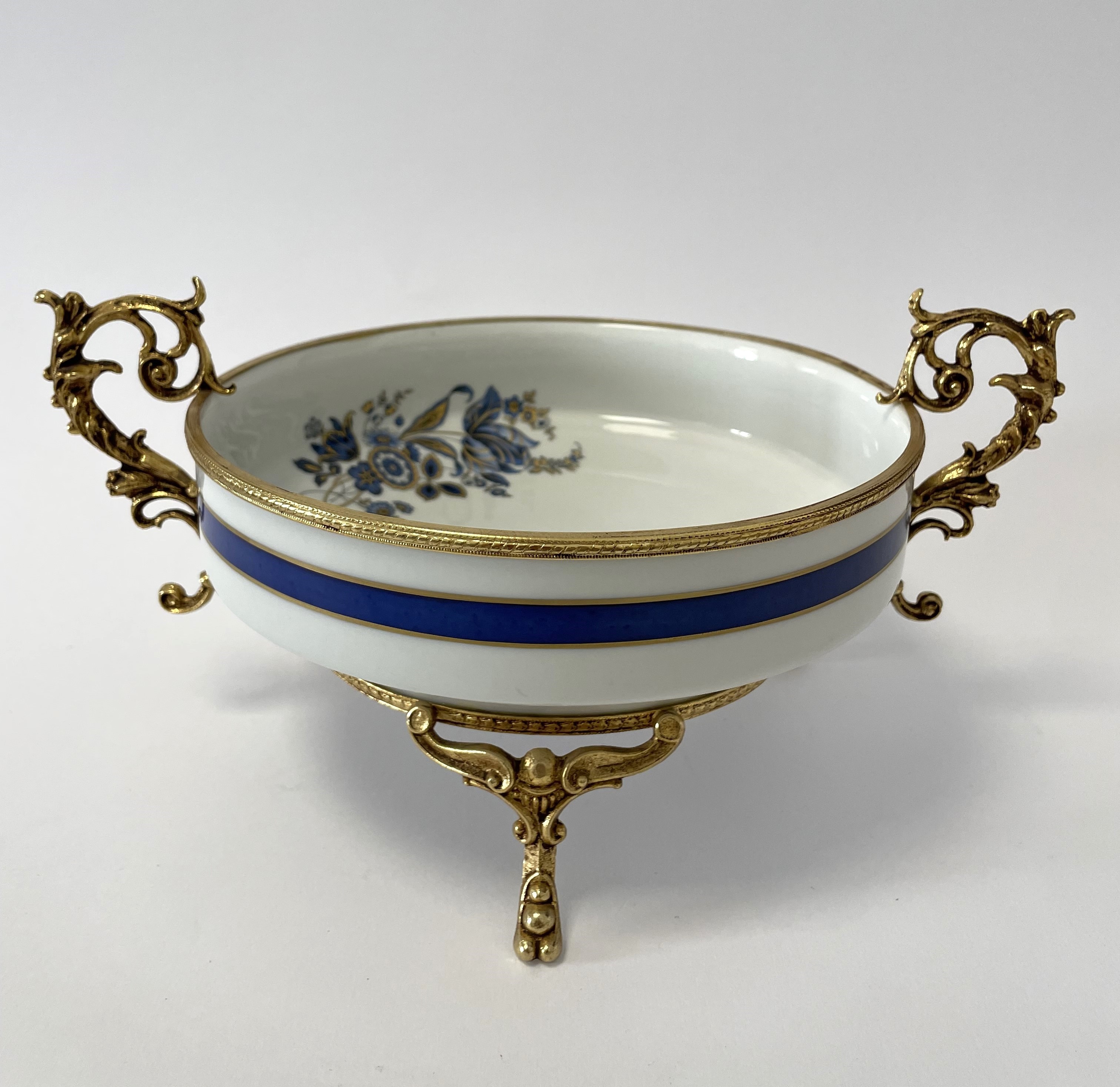 Ciotola con manici in ceramica Limoges nei toni del bianco blu e oro con inserti in bronzo dorato
