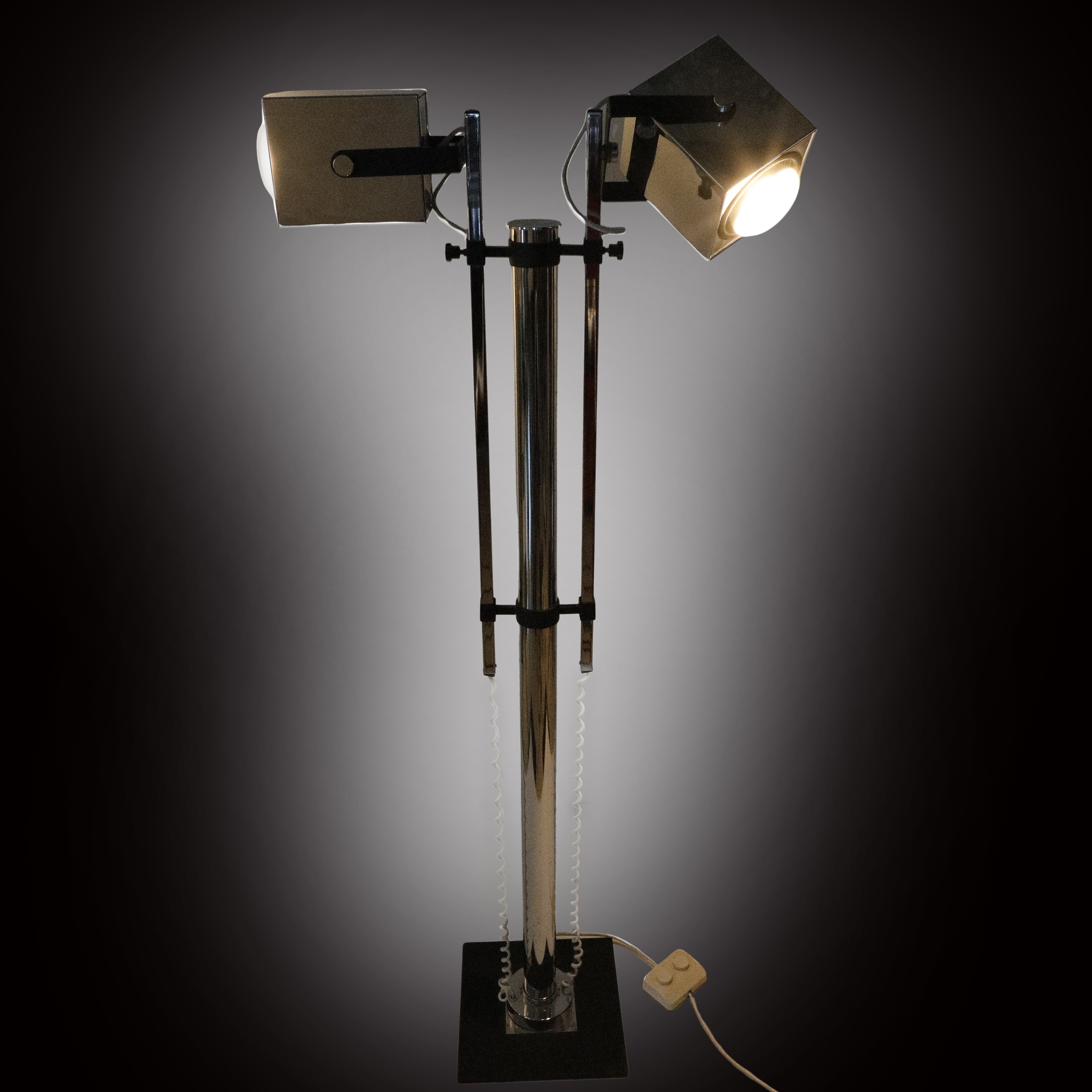 Pat Hoffman - Lampada da terra a due luci con struttura in metallo cromato, produzione Lucitalia ...