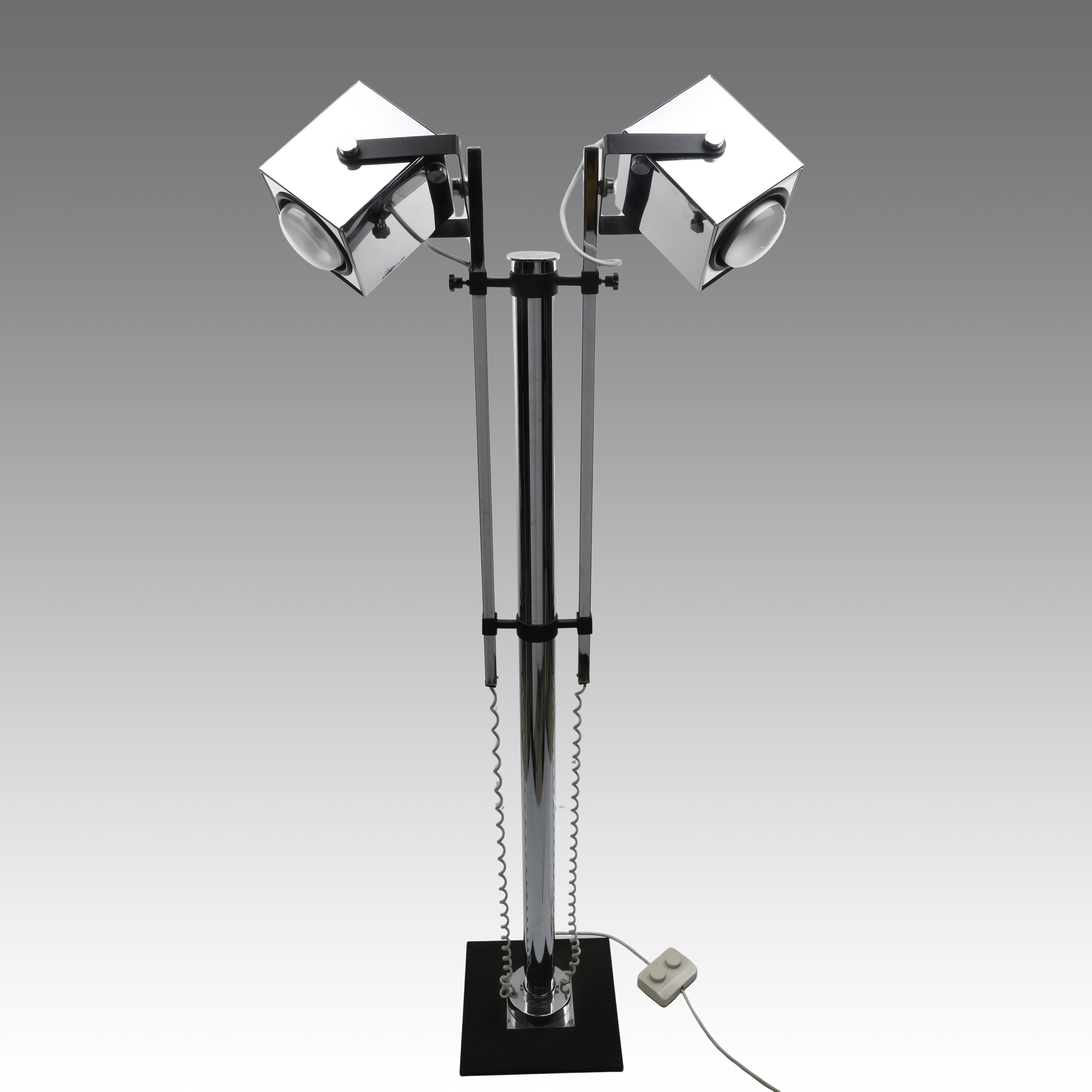 Pat Hoffman - Lampada da terra a due luci con struttura in metallo cromato, produzione Lucitalia ...