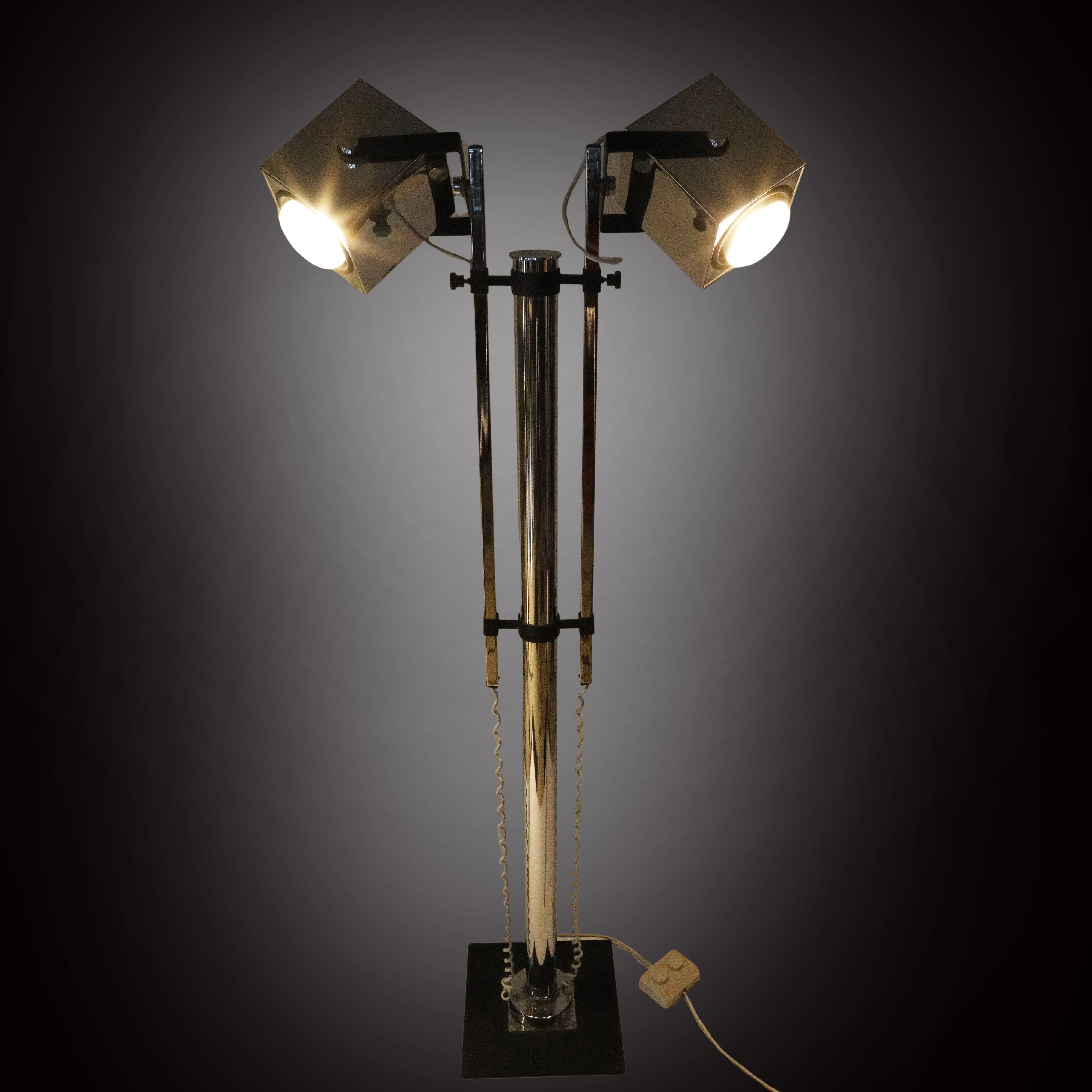 Pat Hoffman - Lampada da terra a due luci con struttura in metallo cromato, produzione Lucitalia ...