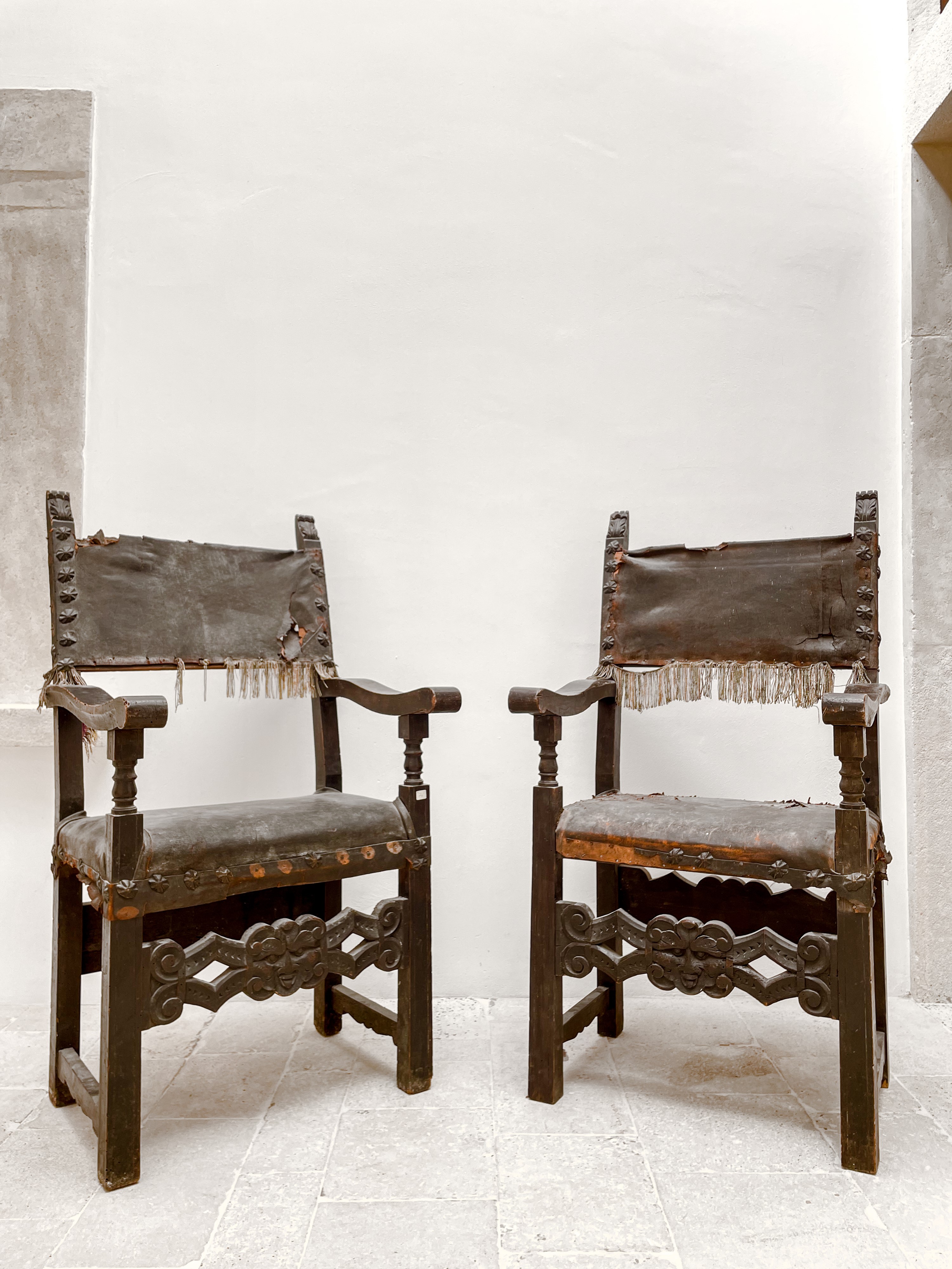 Coppia di poltrone in legno di noce intagliato. Centro Italia, XVII secolo