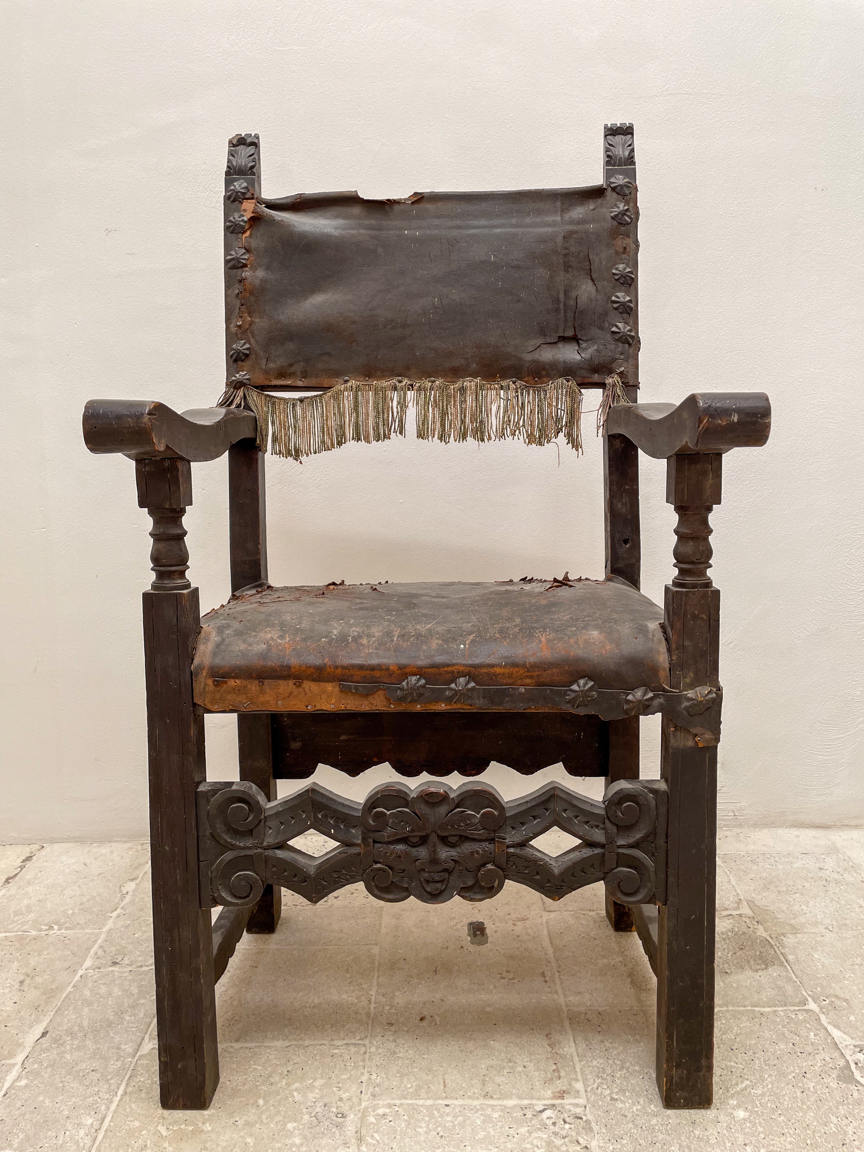 Coppia di poltrone in legno di noce intagliato. Centro Italia, XVII secolo