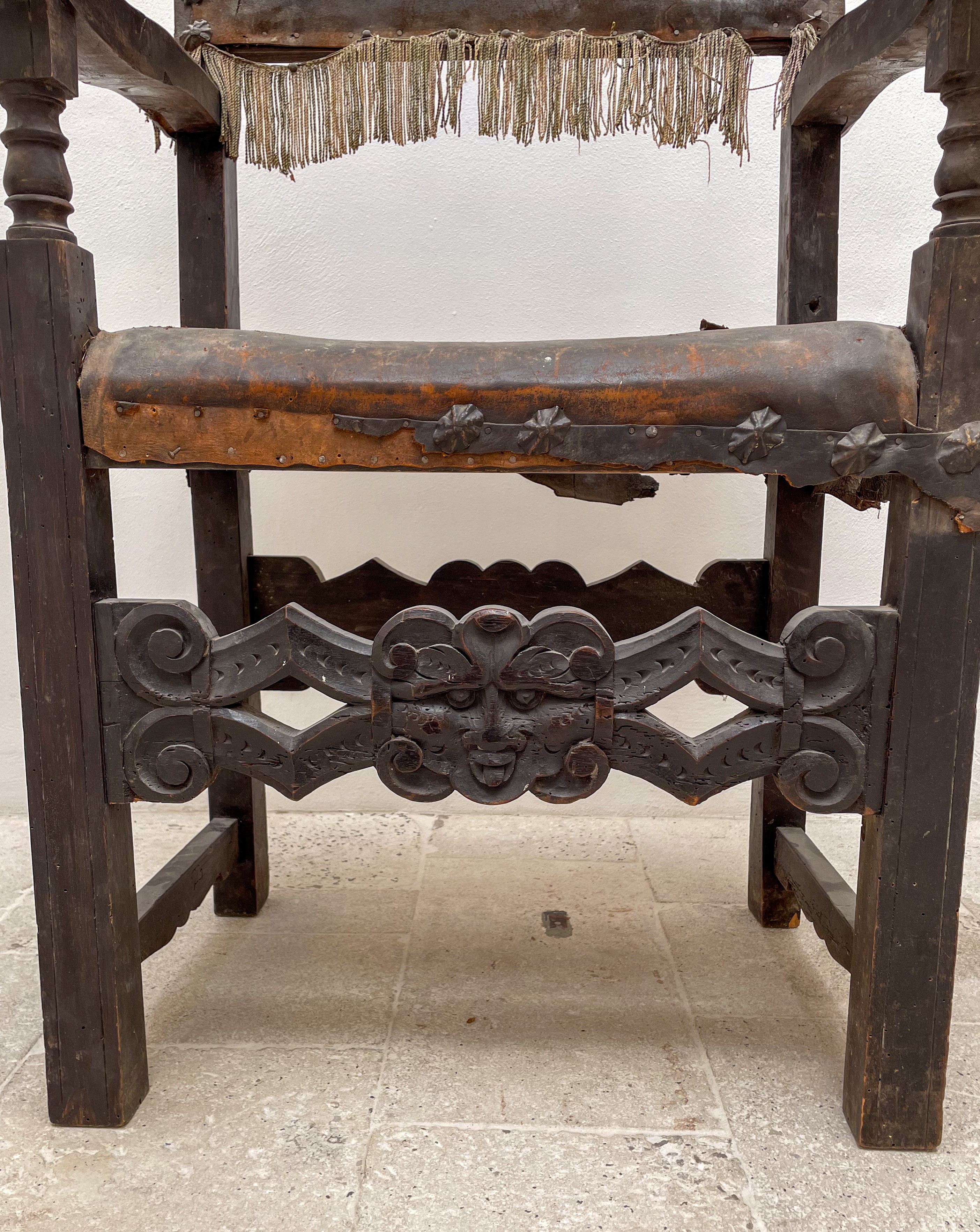 Coppia di poltrone in legno di noce intagliato. Centro Italia, XVII secolo