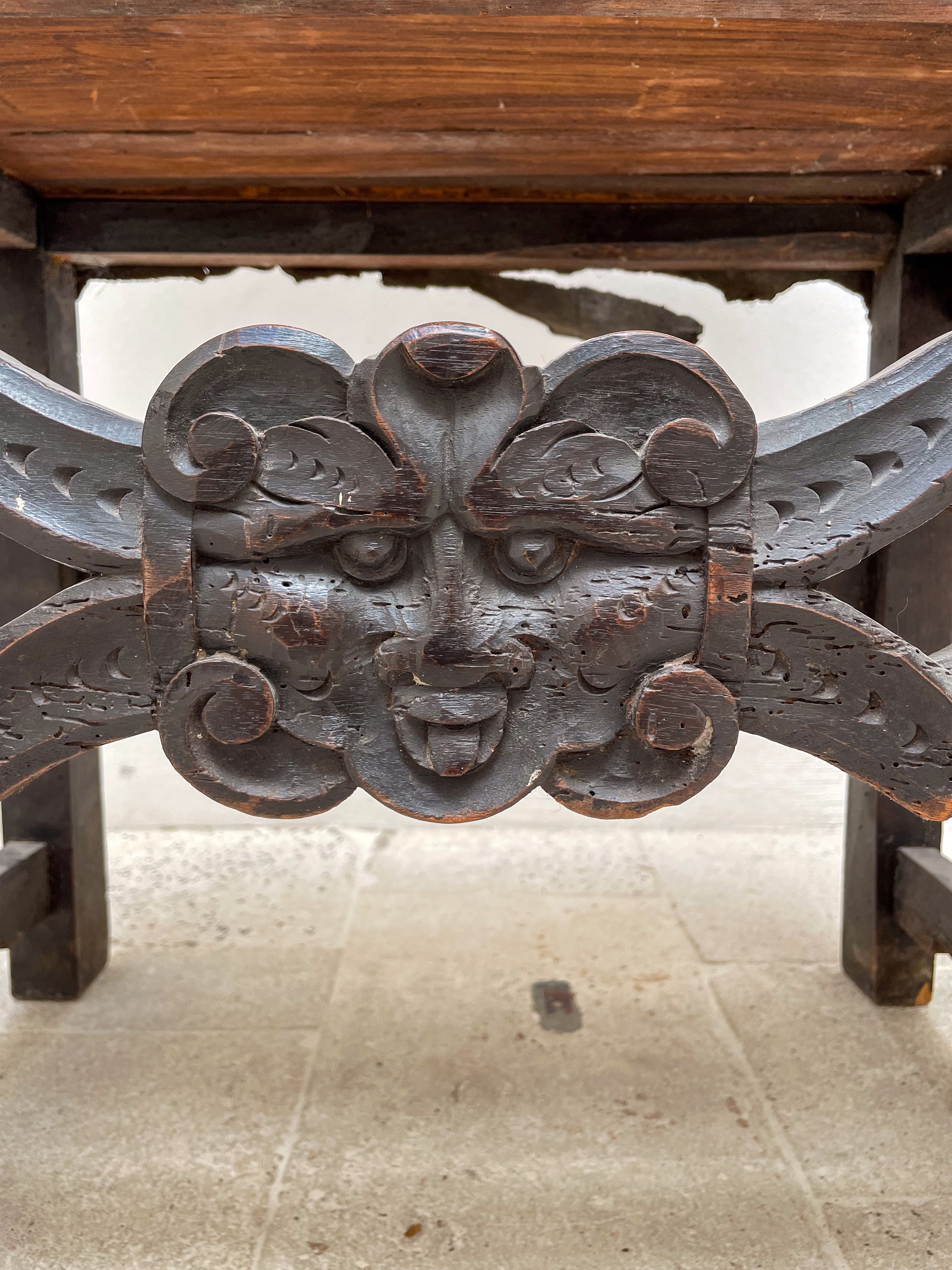 Coppia di poltrone in legno di noce intagliato. Centro Italia, XVII secolo