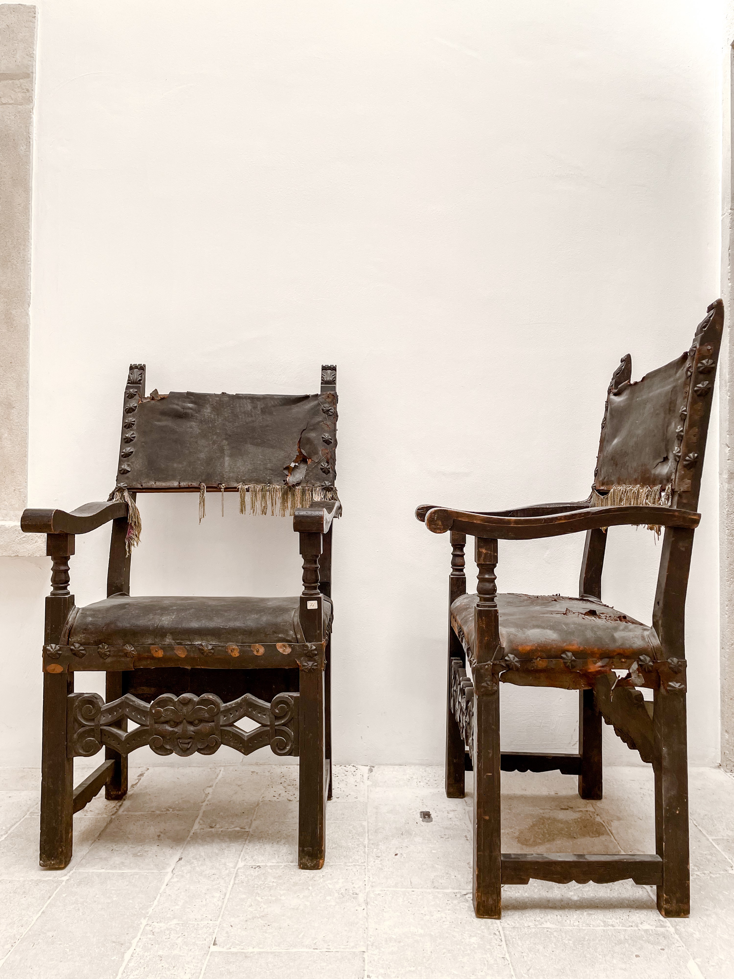 Coppia di poltrone in legno di noce intagliato. Centro Italia, XVII secolo
