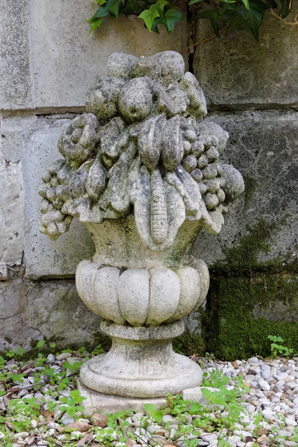 Coppia di vasi da giardino in pietra ricolmi di fiori e frutti