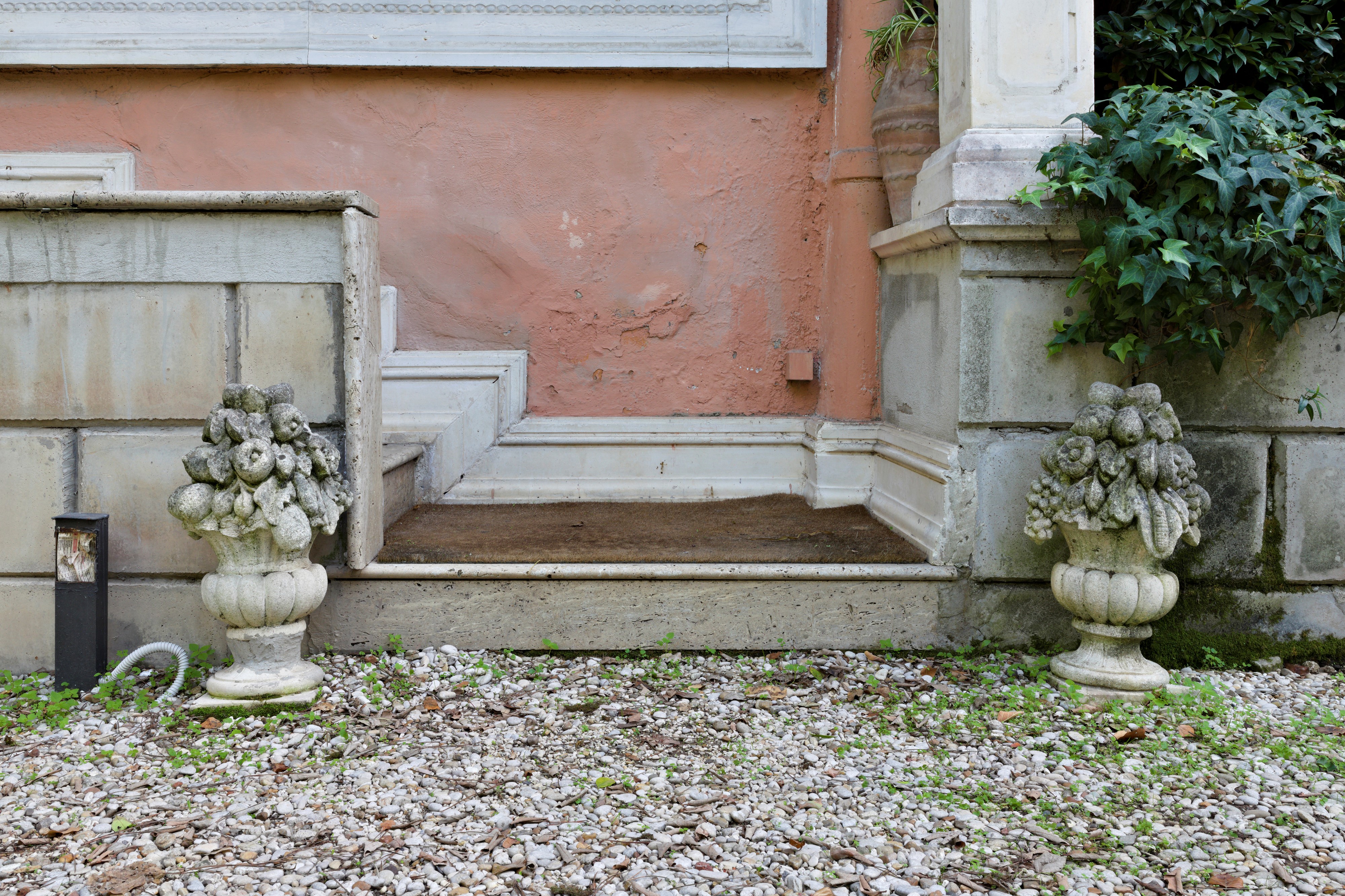 Coppia di Vasi da Giardino in Pietra Ricolmi di Fiori e Frutti