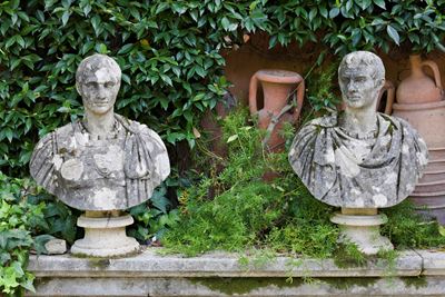 Coppia di Busti in Polvere in Marmo e Cemento Raffiguranti Giovane Condottiero in Armatura e Impe...