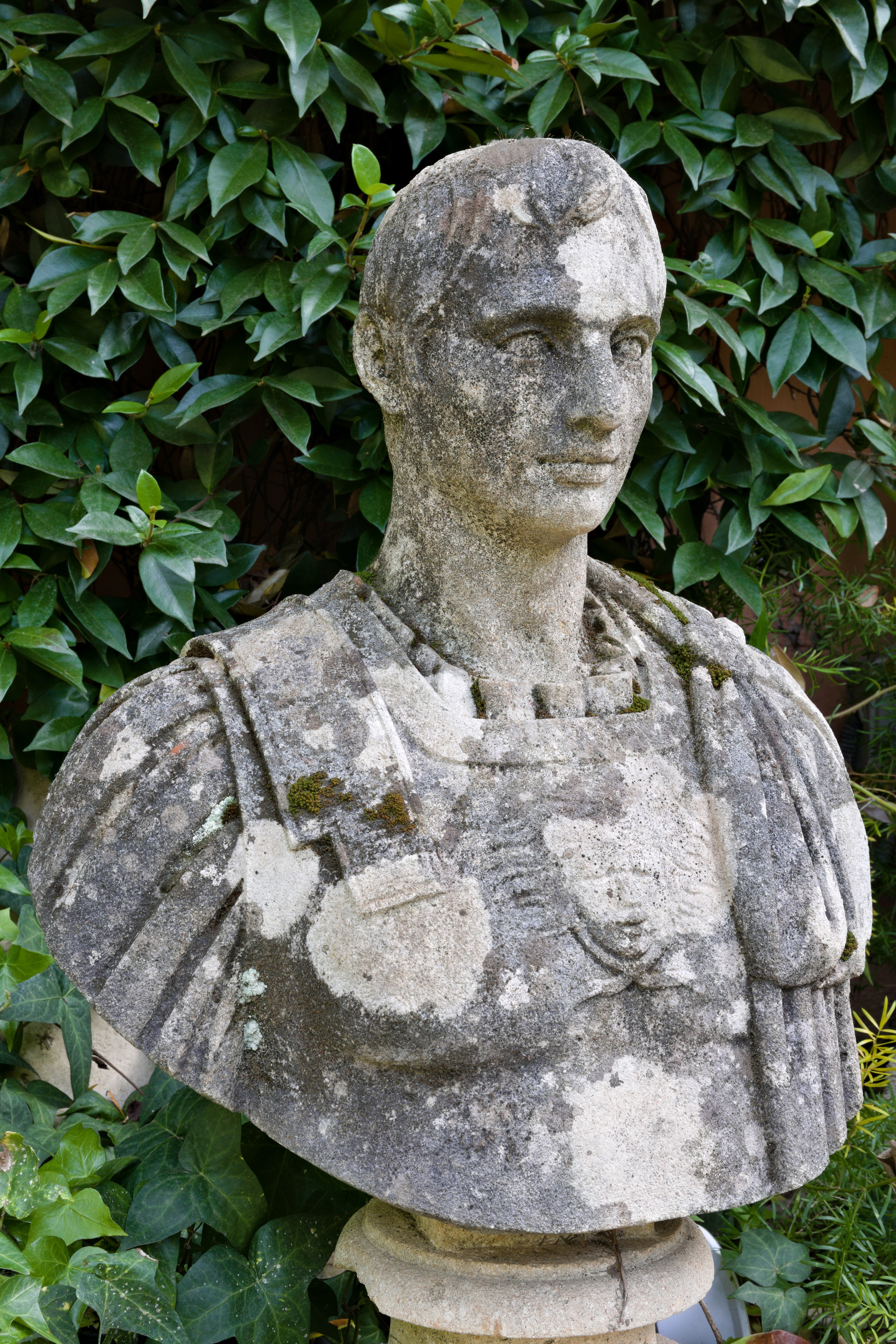 Coppia di Busti in Polvere in Marmo e Cemento Raffiguranti Giovane Condottiero in Armatura e Impe...