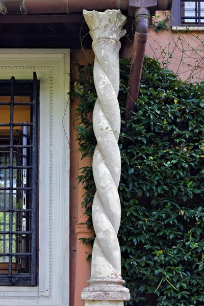 Colonna Tortile in Polvere di Marmo e Cemento con Capitello Corinzio